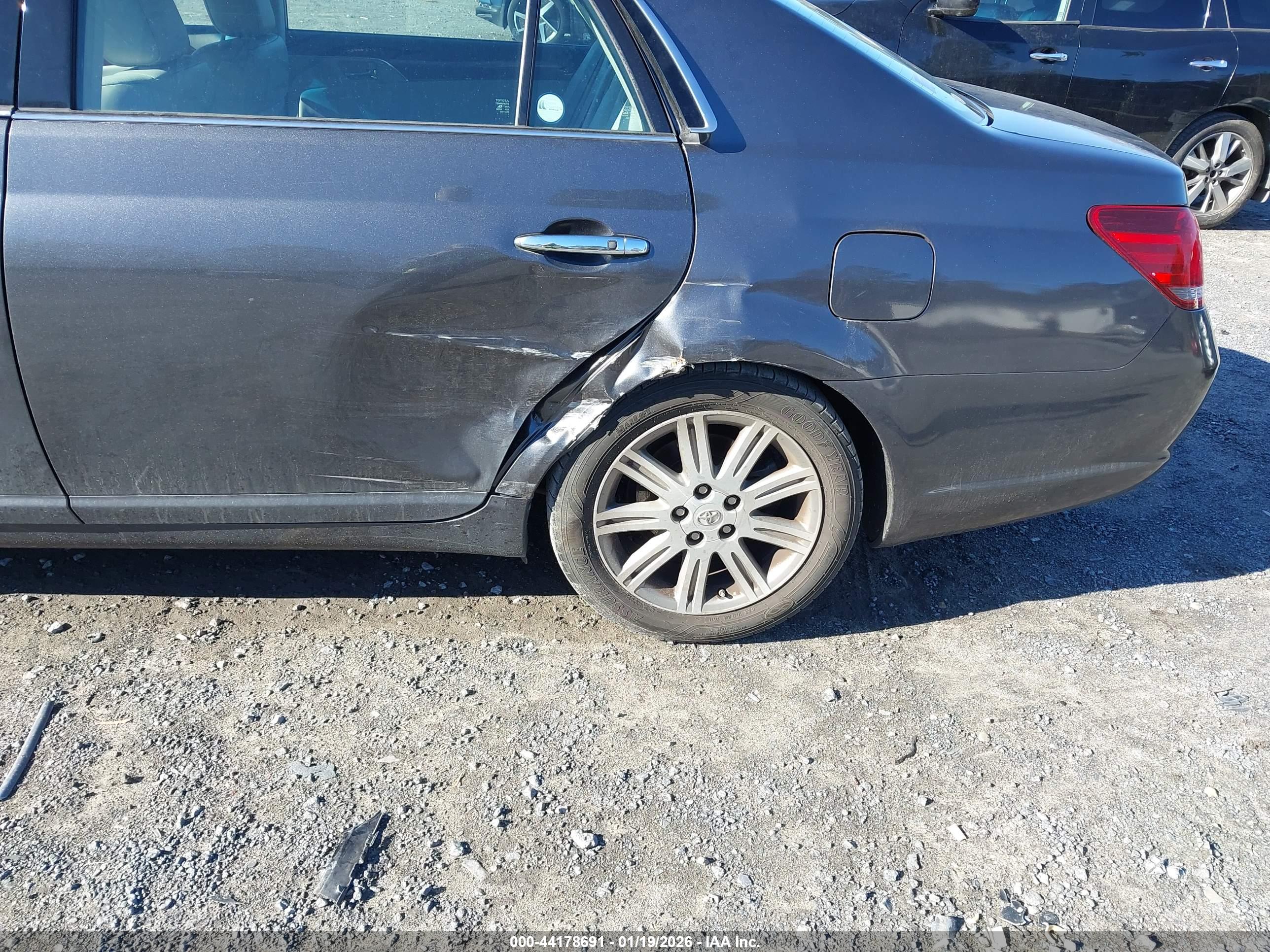 TOYOTA AVALON image 6