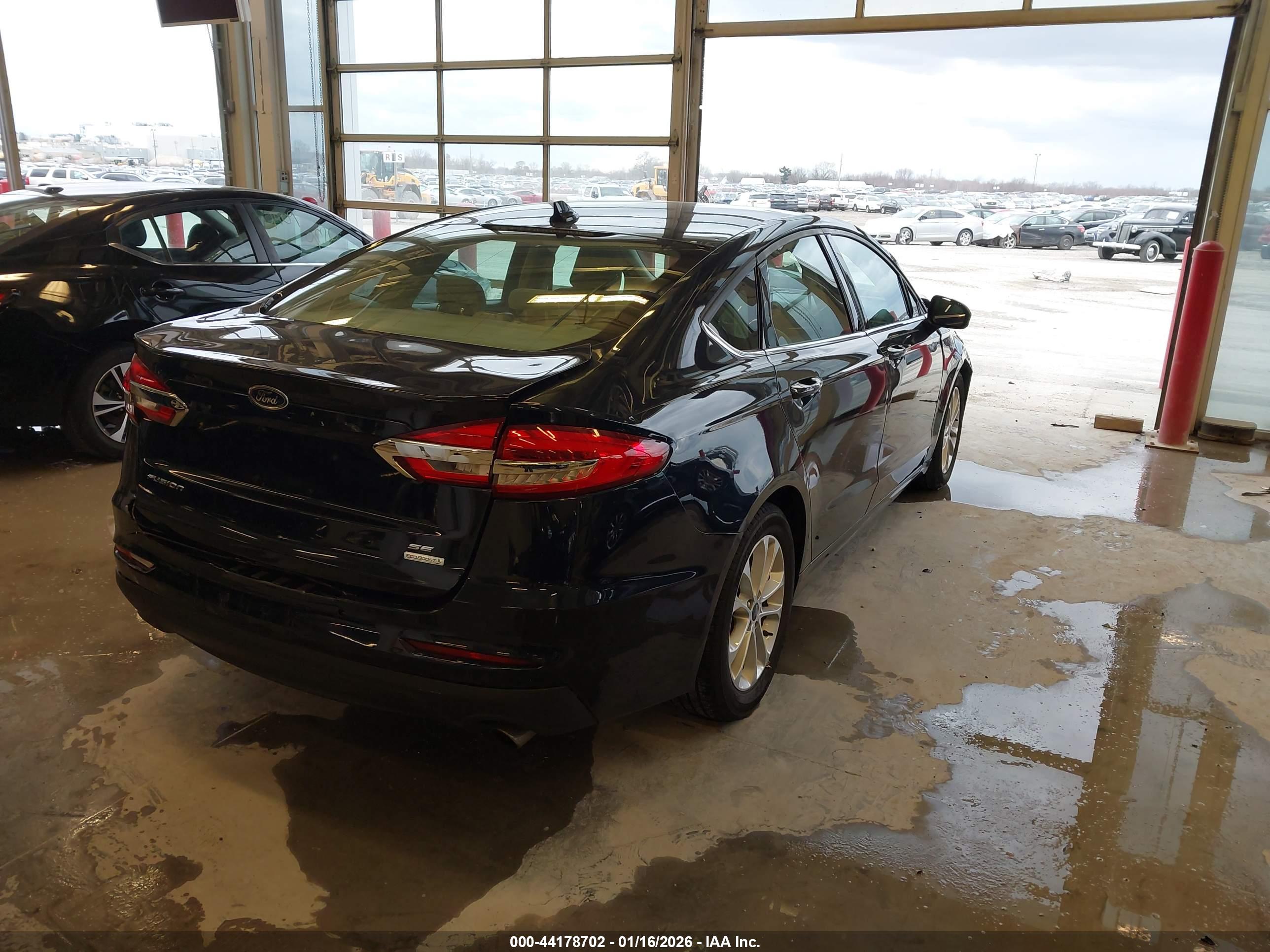 FORD FUSION image 4