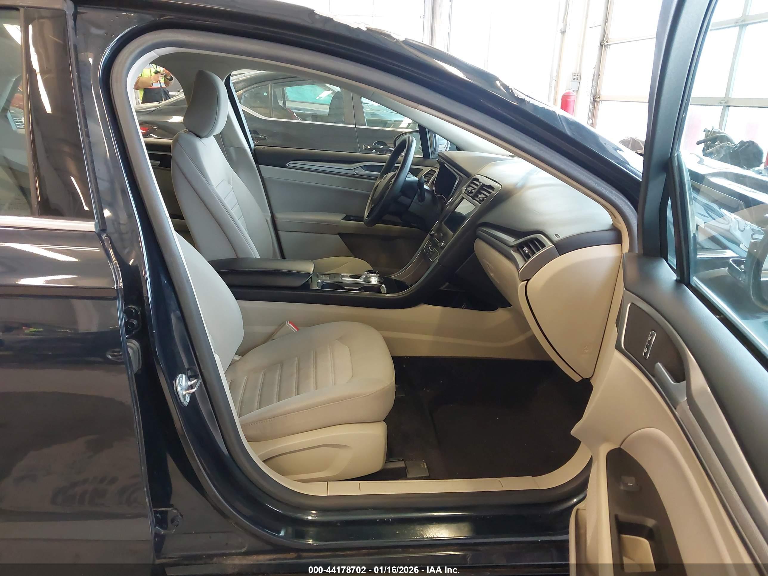 FORD FUSION image 5