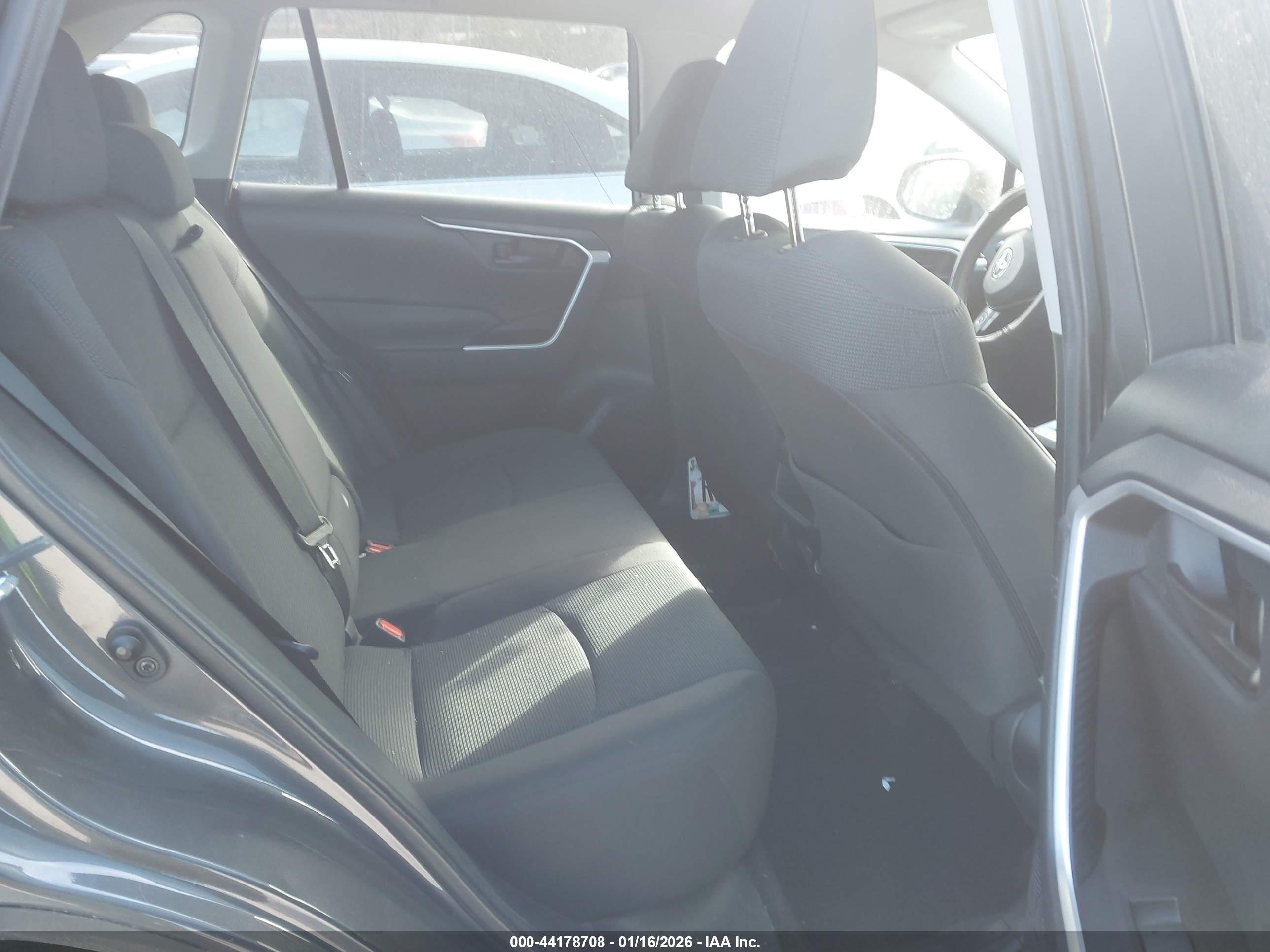 TOYOTA RAV4 image 8