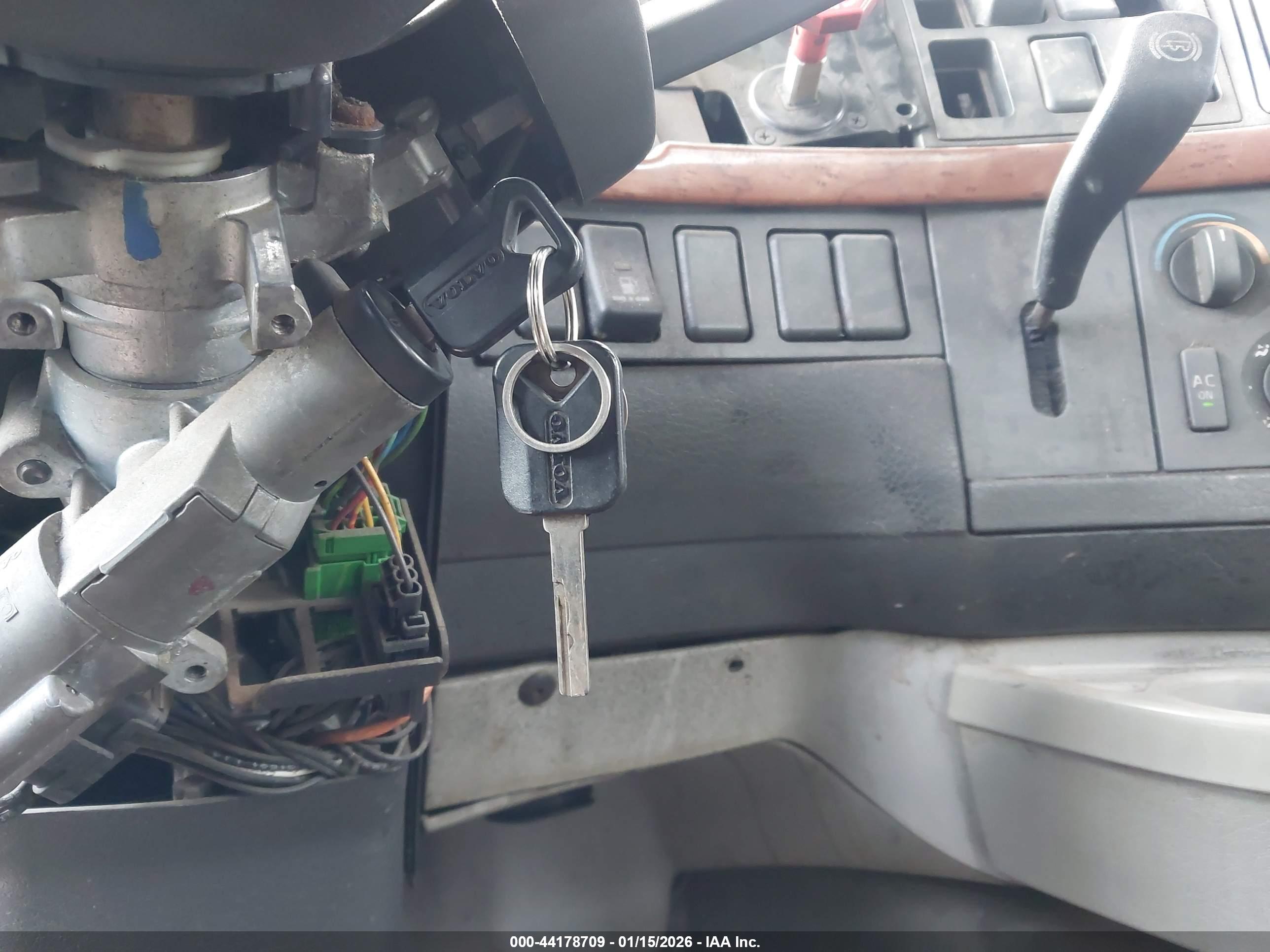 VOLVO VN image 11