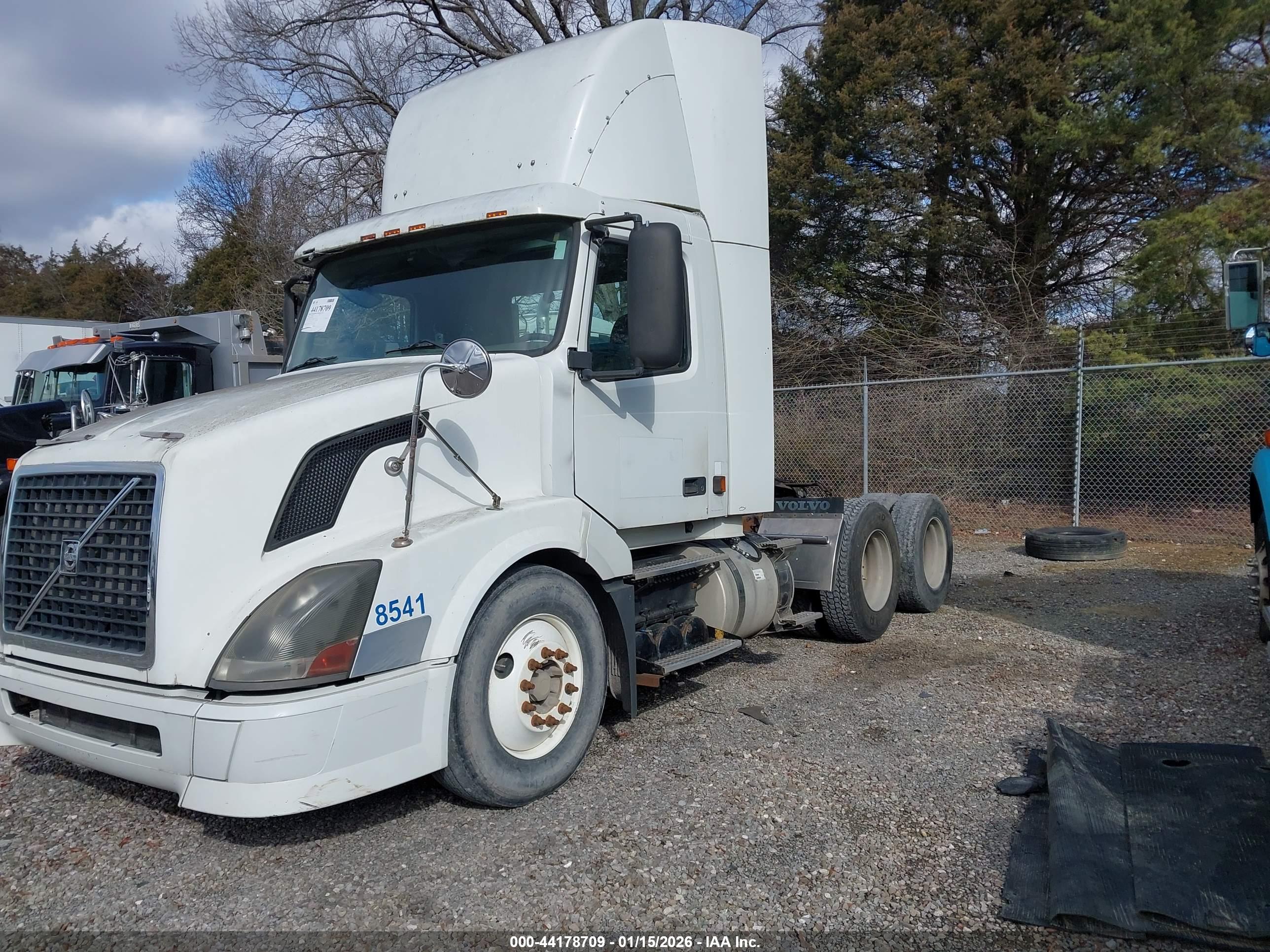 VOLVO VN image 2
