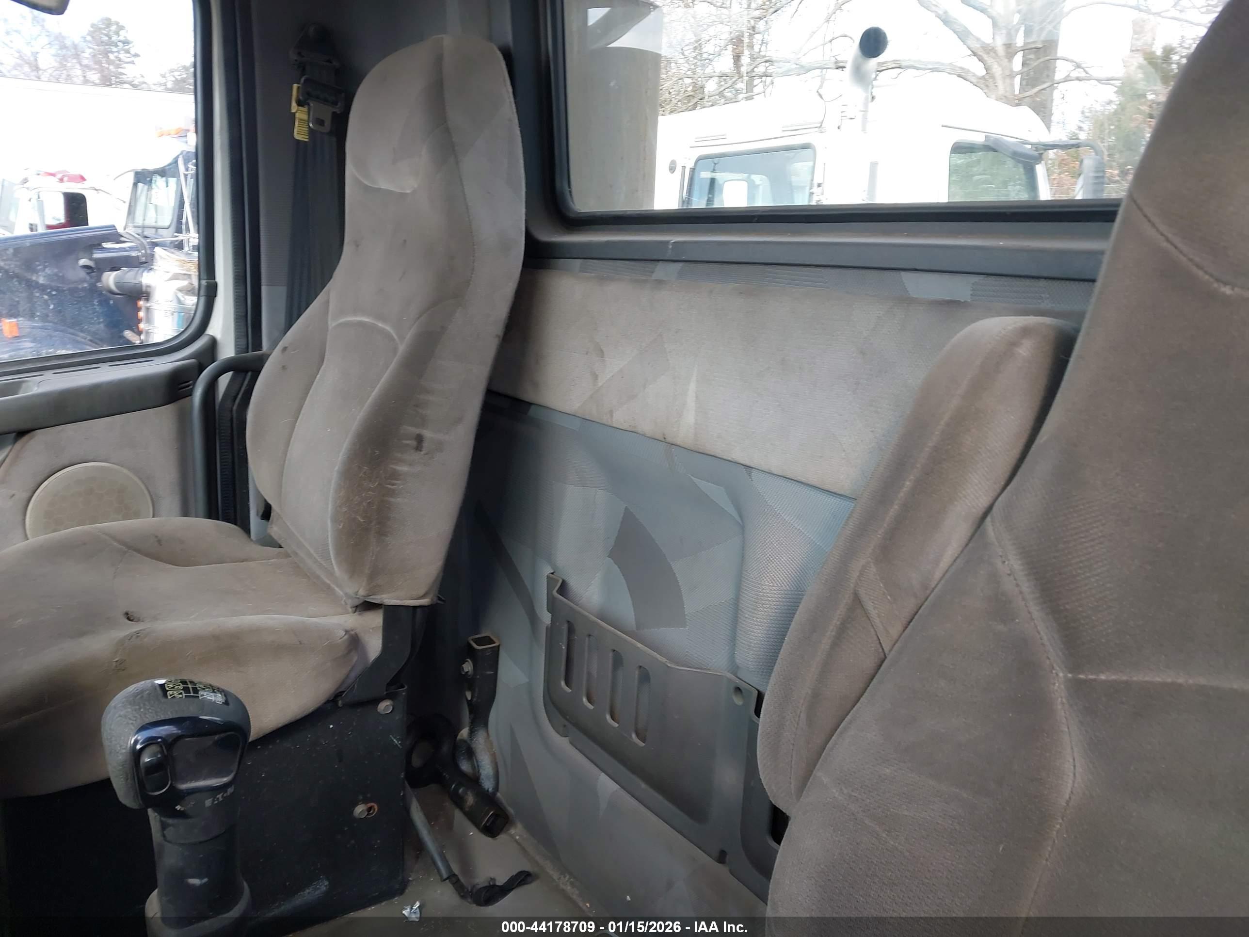 VOLVO VN image 7