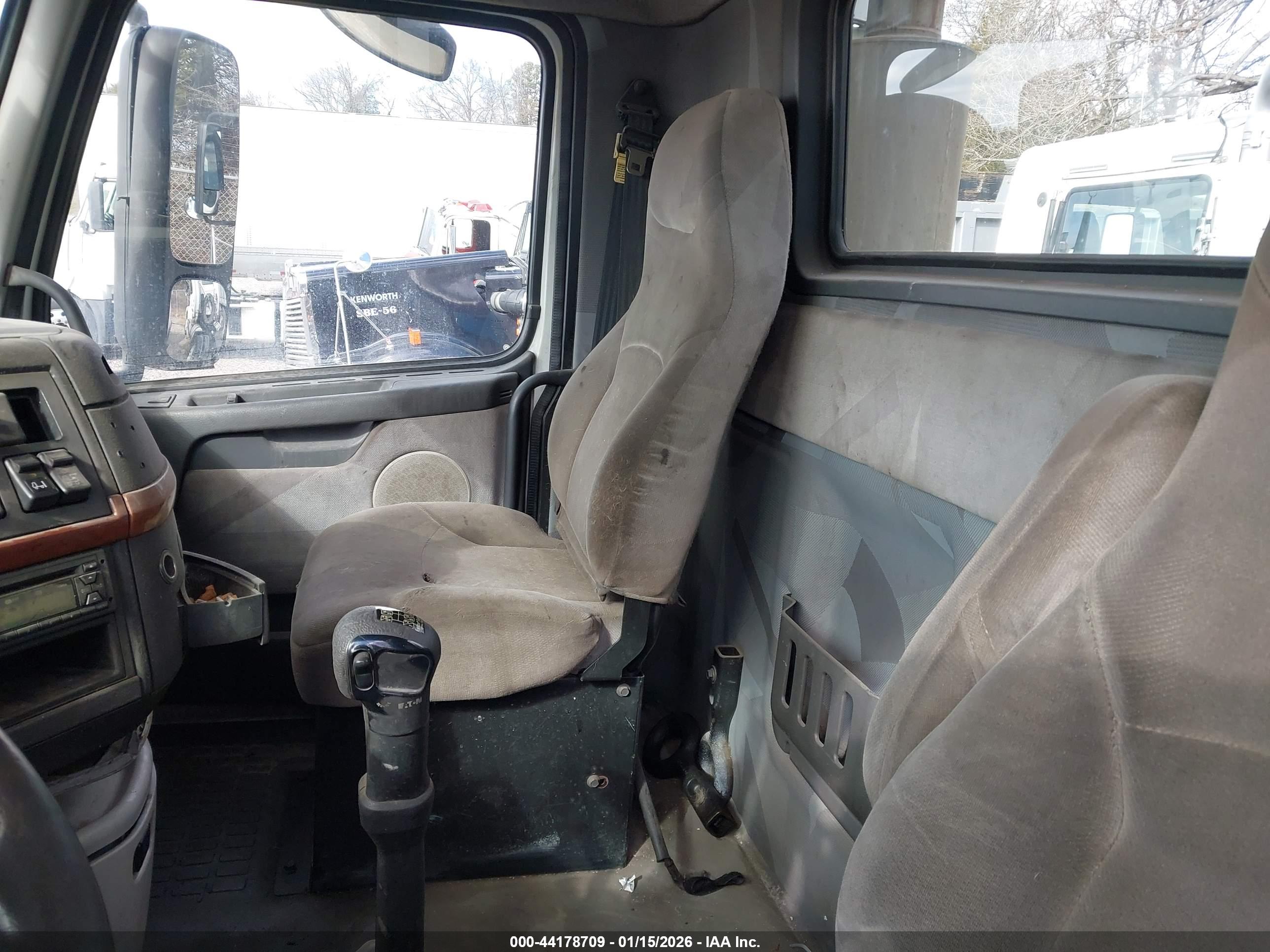 VOLVO VN image 8