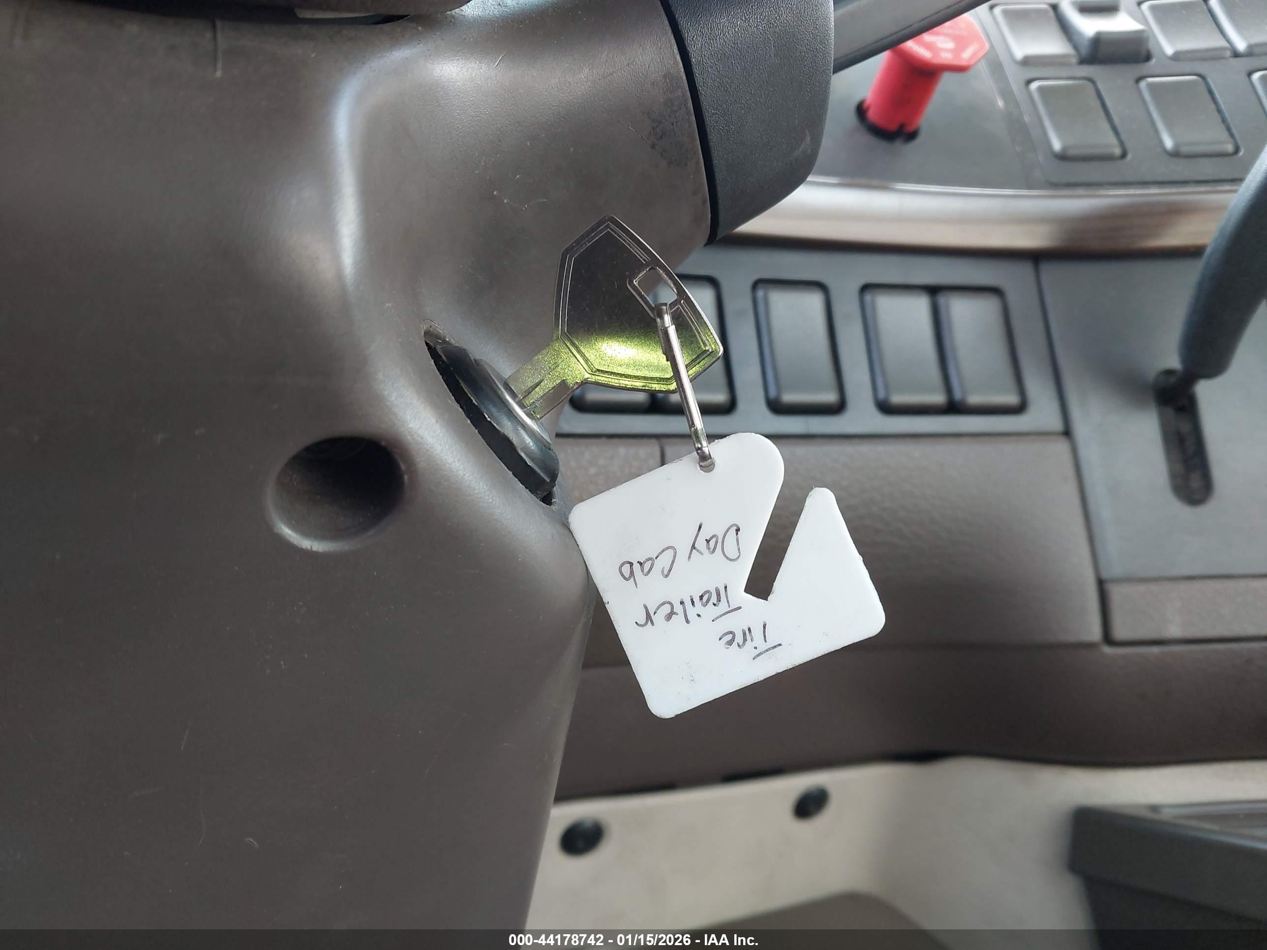 VOLVO VN image 11