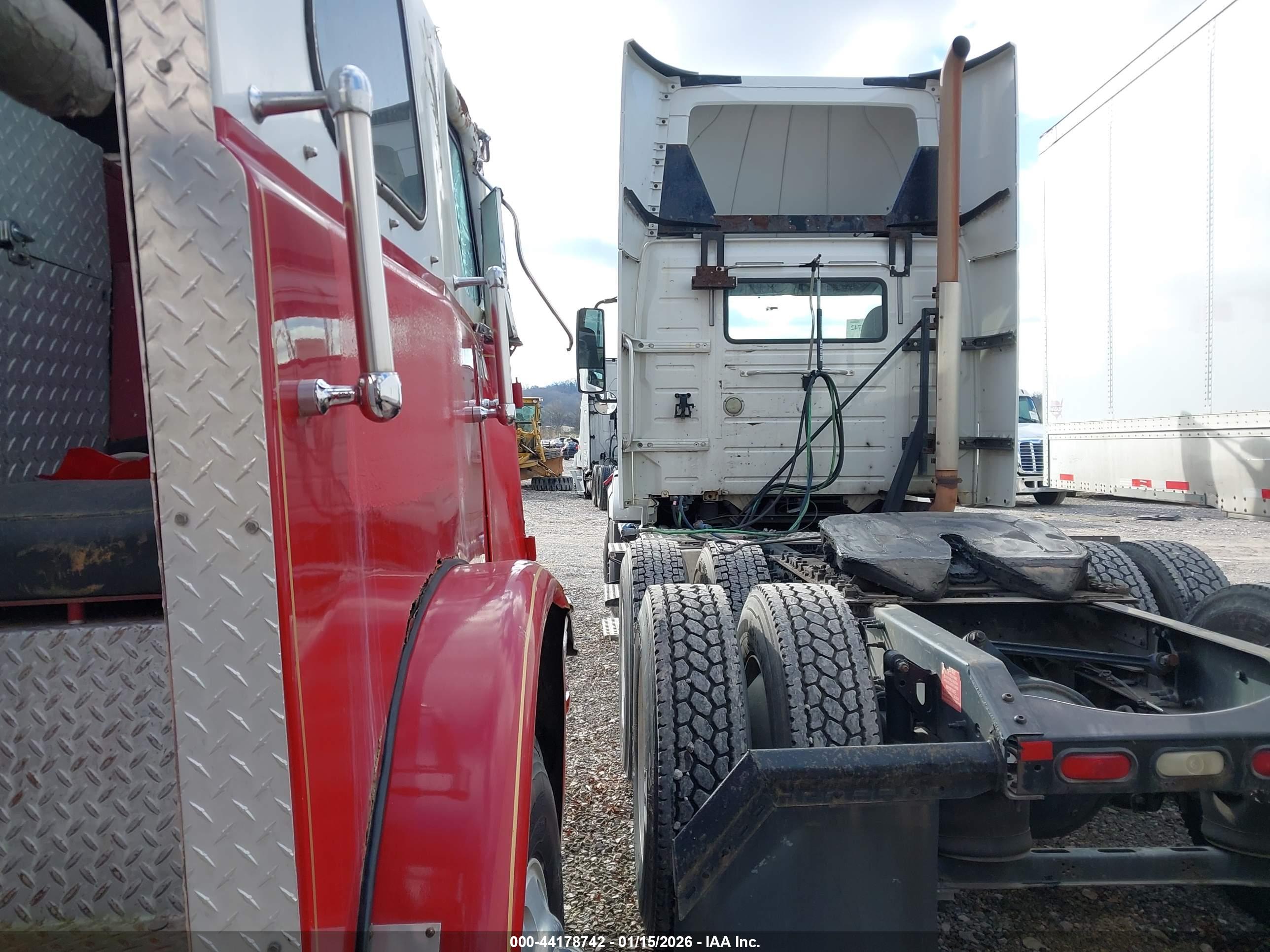 VOLVO VN image 3