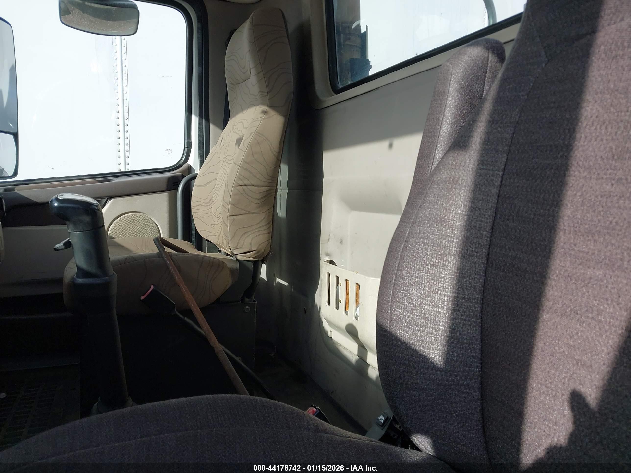 VOLVO VN image 7