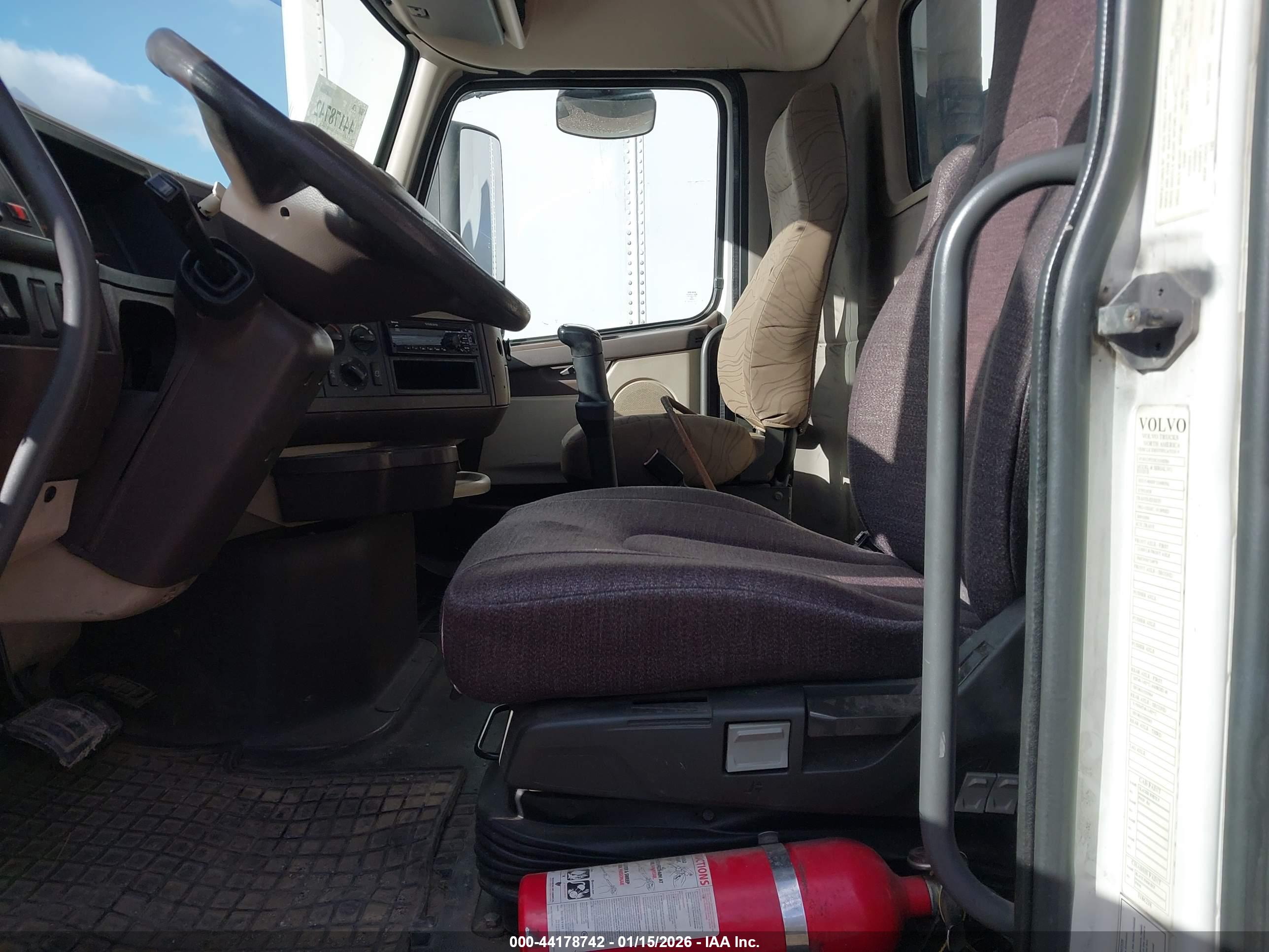 VOLVO VN image 8
