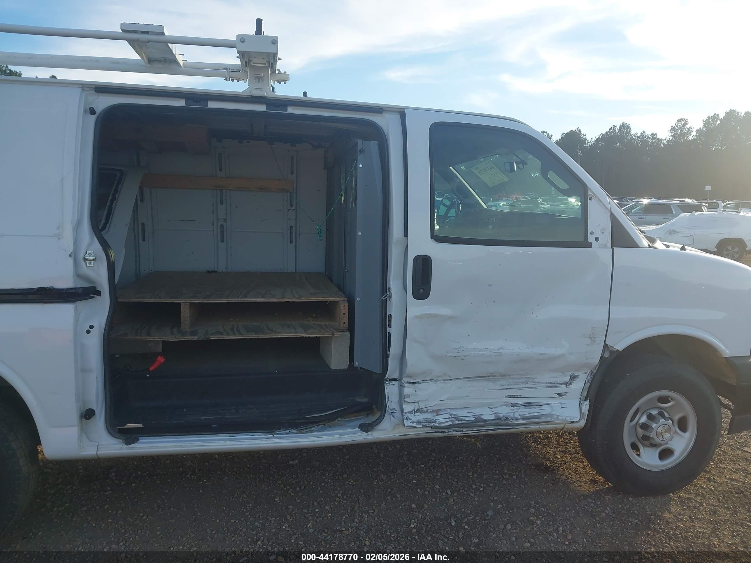 CHEVROLET EXPRESS image 6