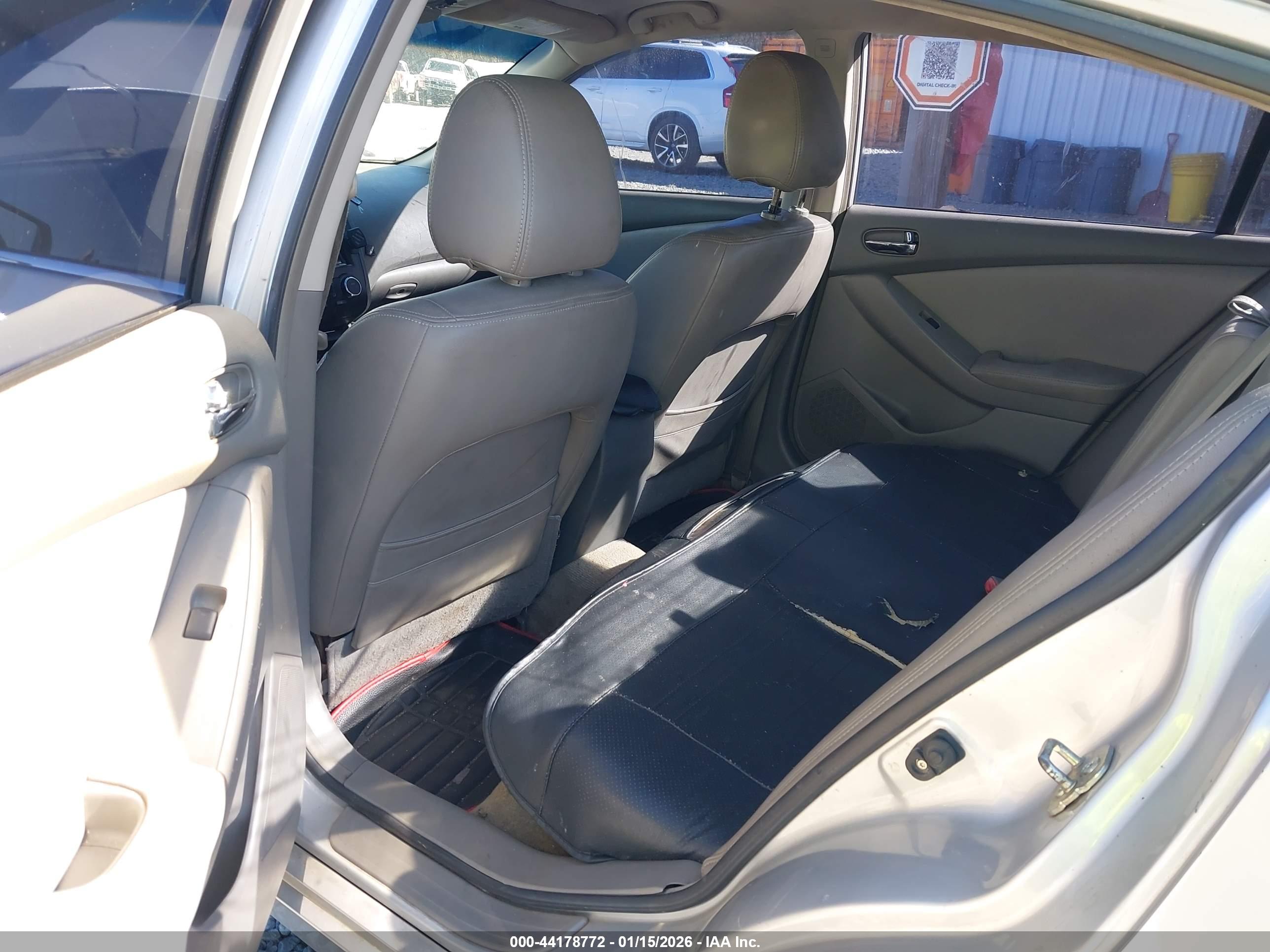 NISSAN ALTIMA image 8