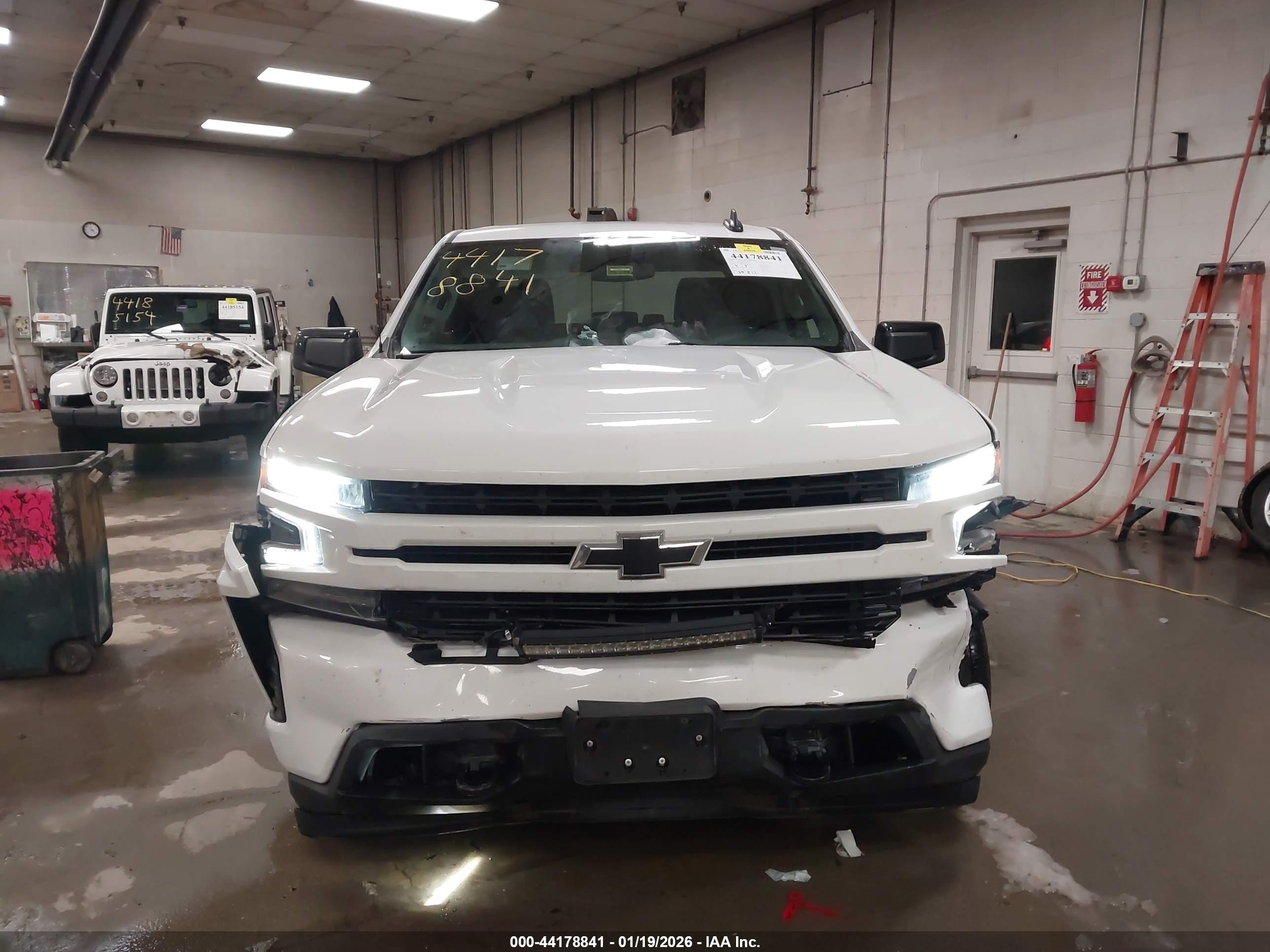 CHEVROLET SILVERADO image 6