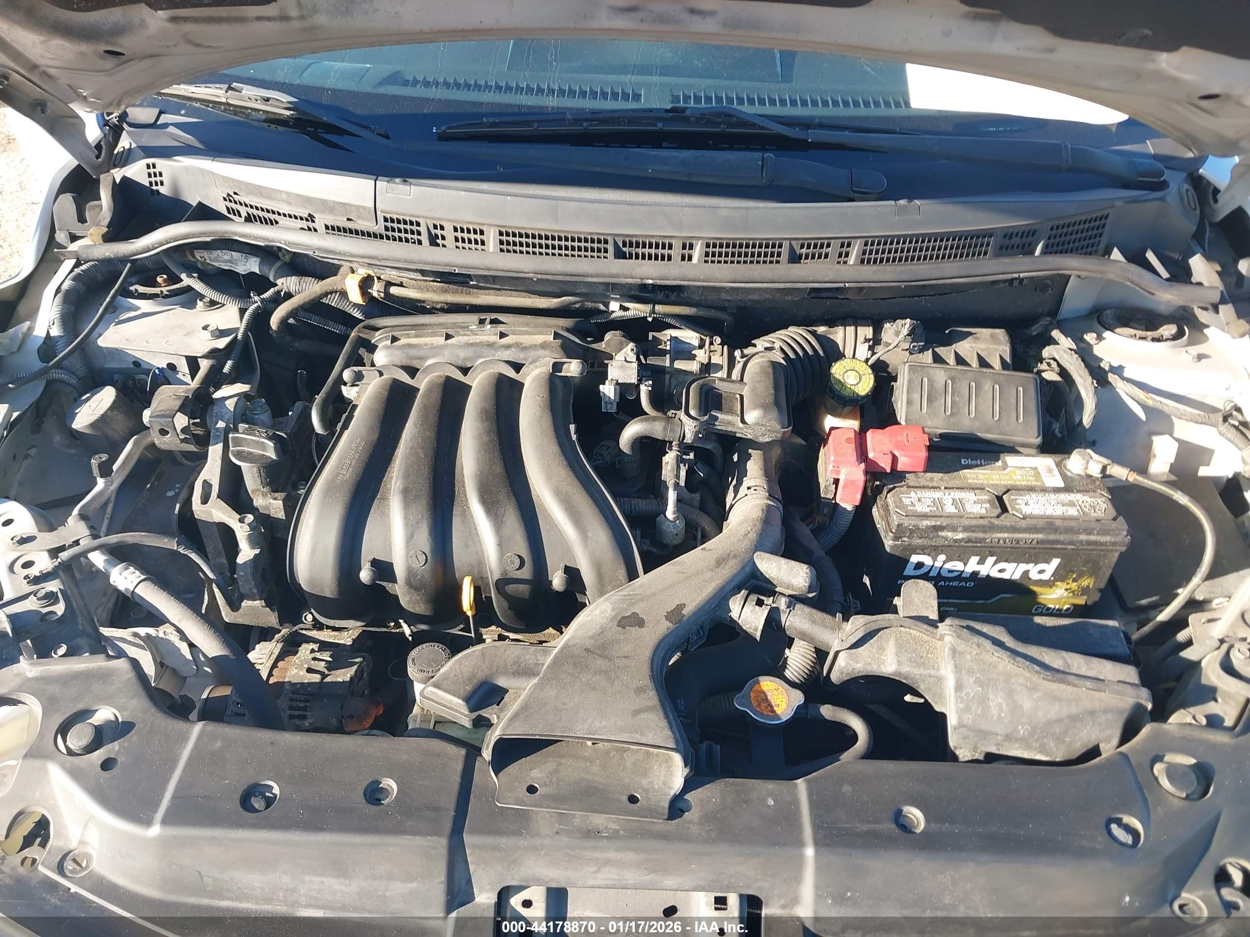 NISSAN VERSA image 10