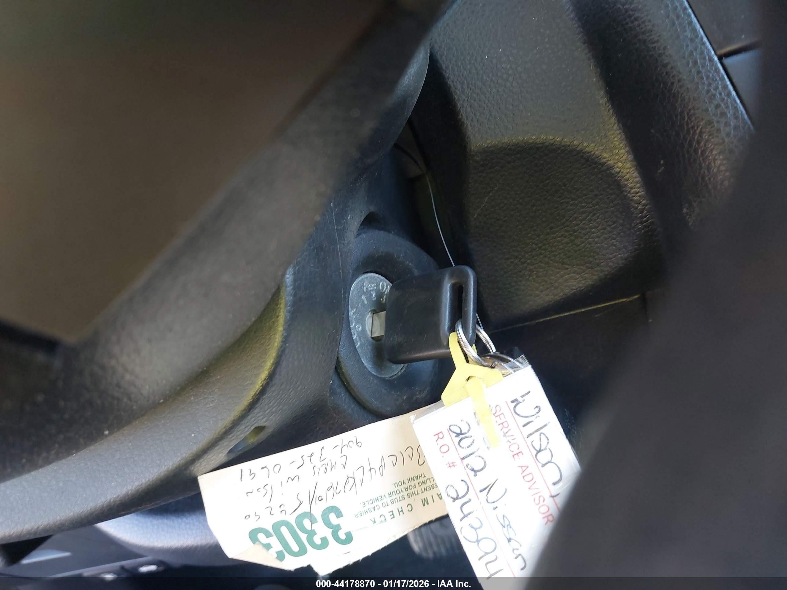 NISSAN VERSA image 11