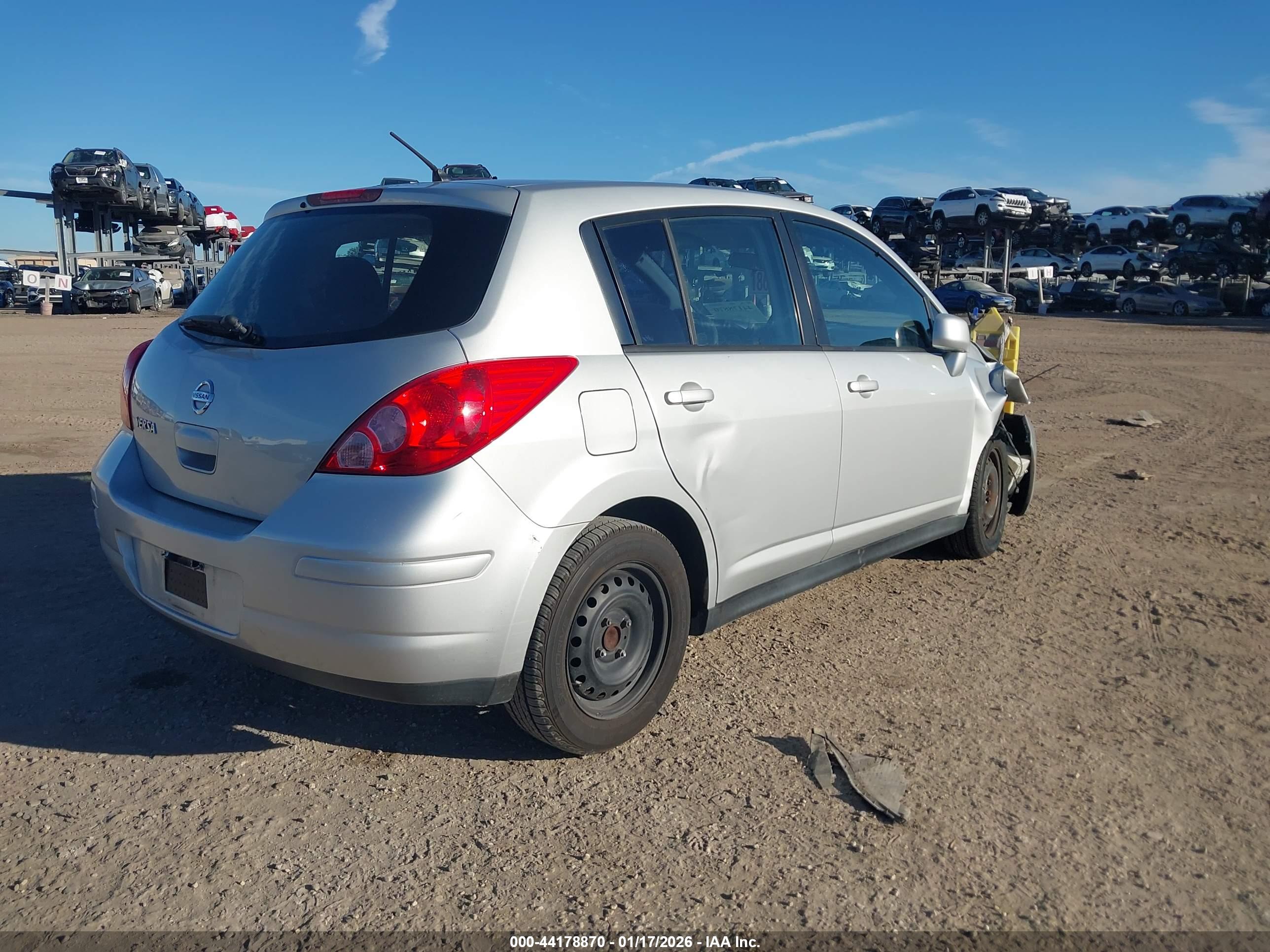NISSAN VERSA image 4