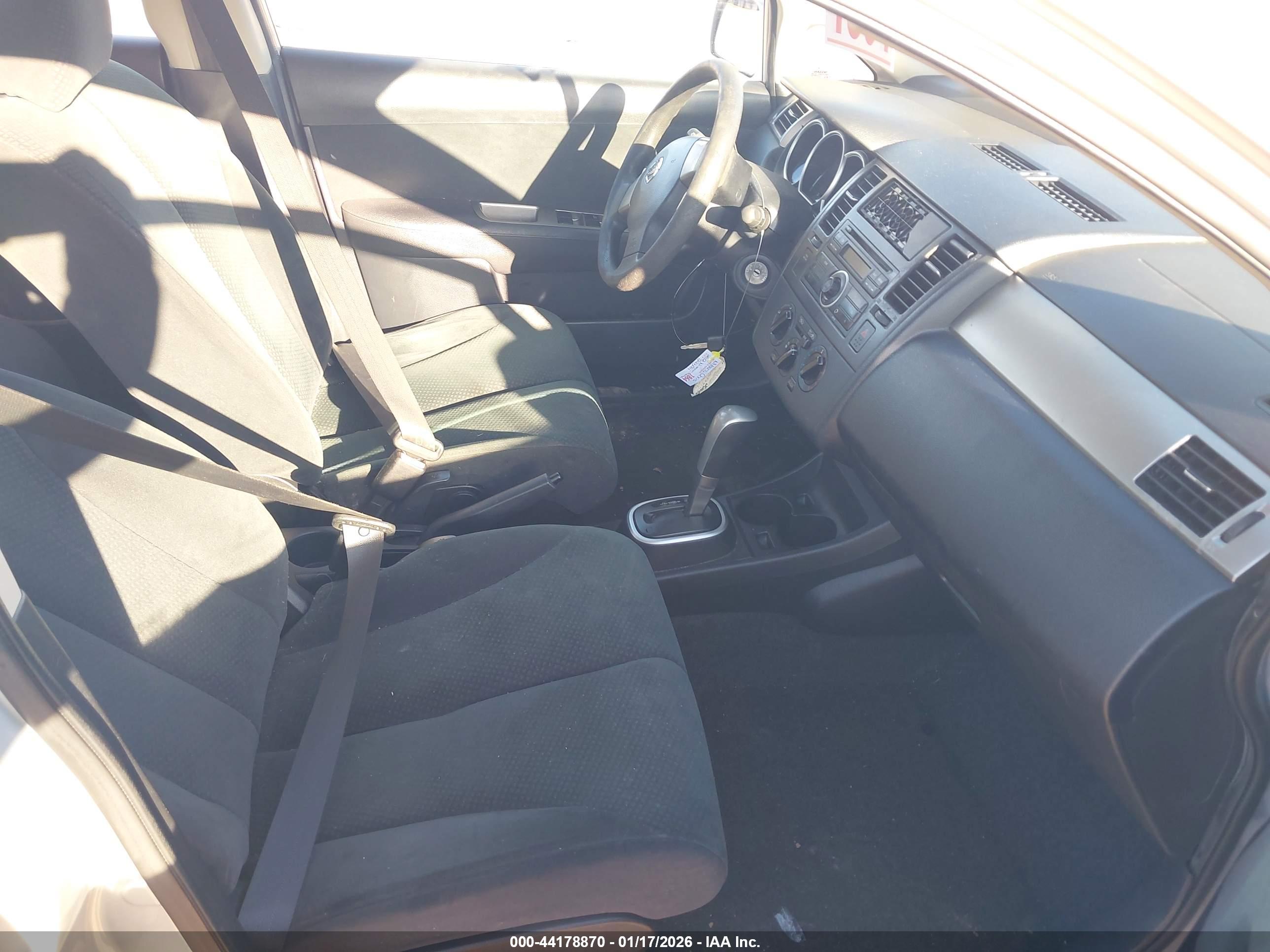 NISSAN VERSA image 5