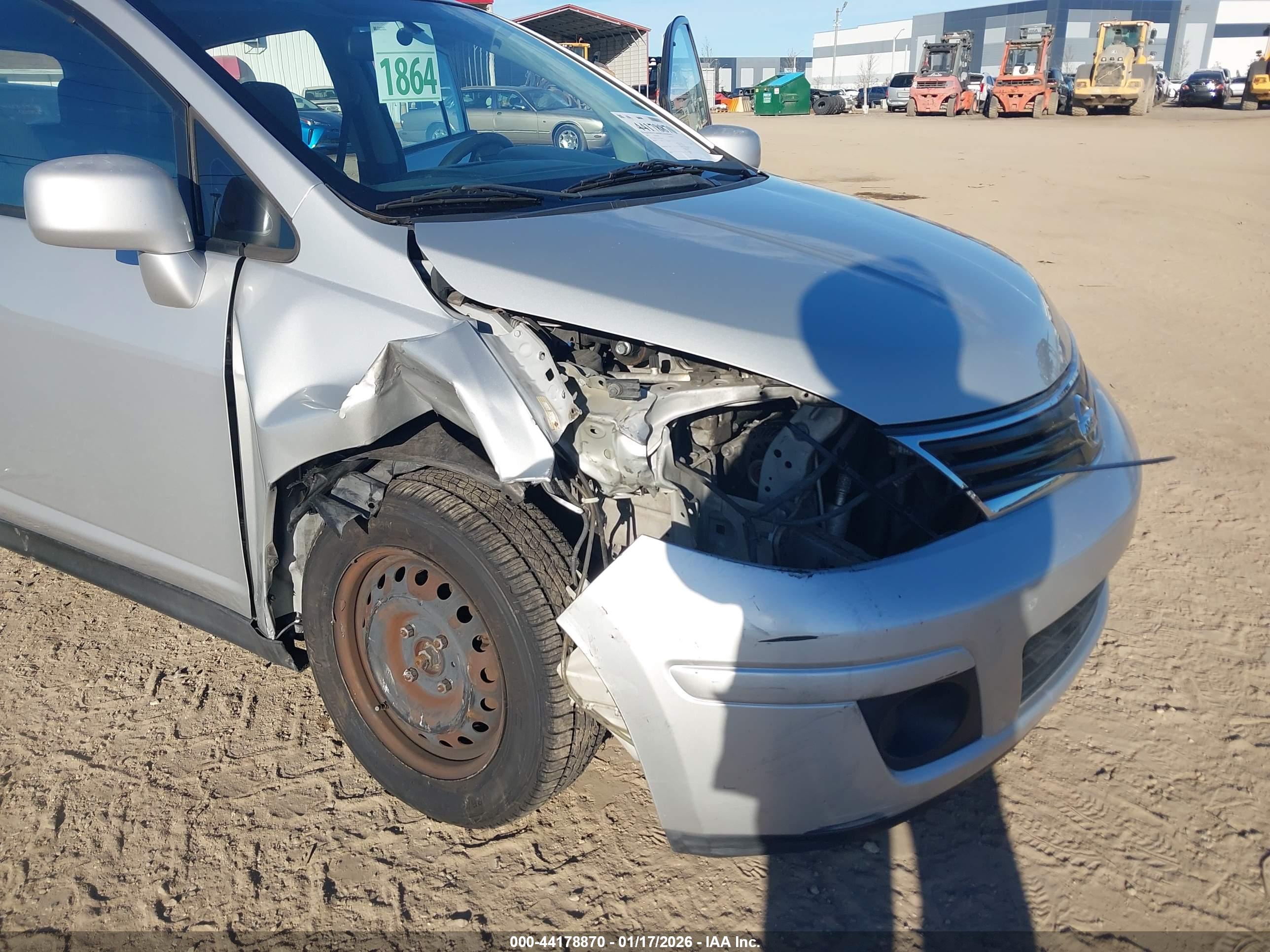 NISSAN VERSA image 6