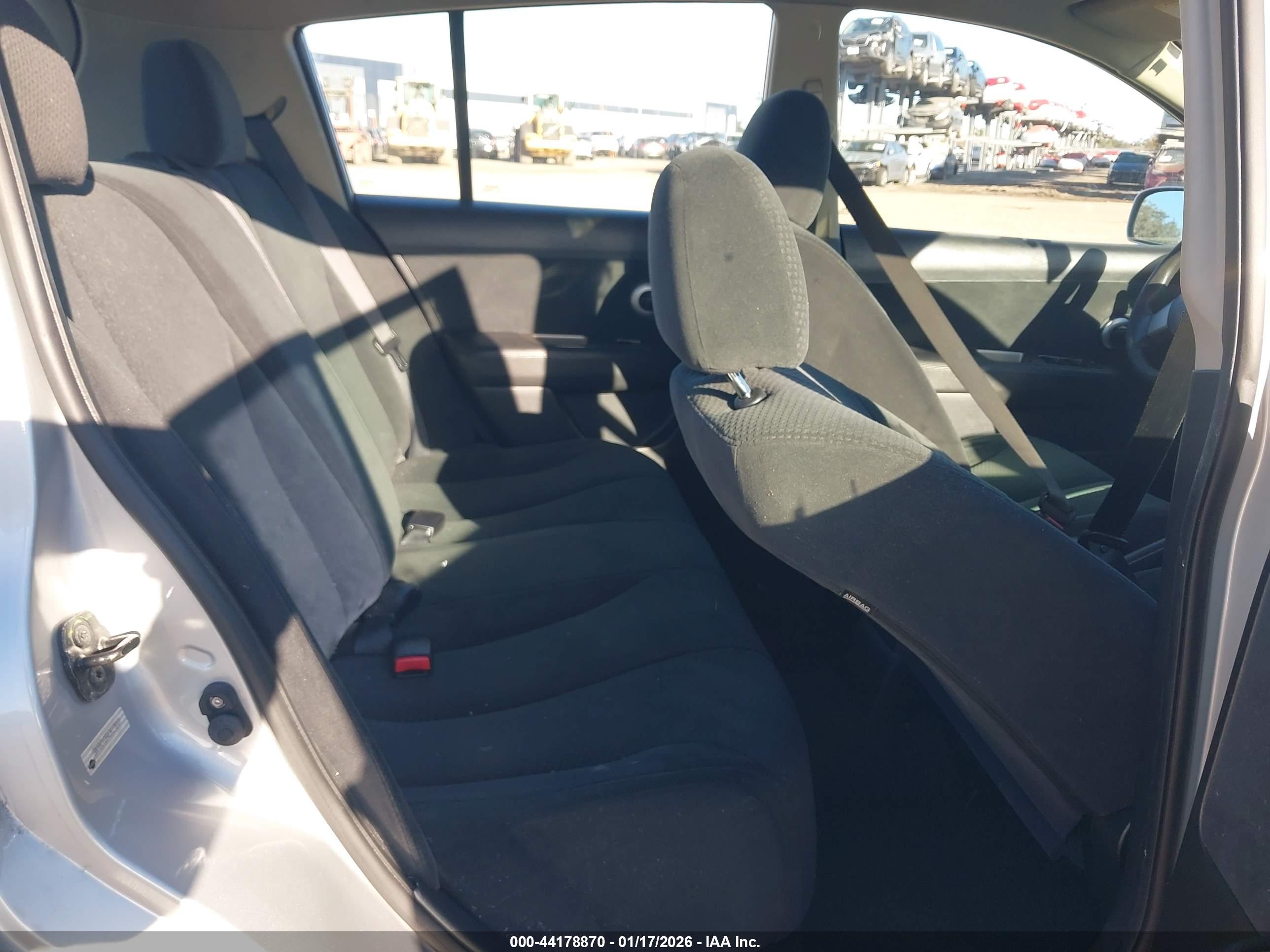 NISSAN VERSA image 8