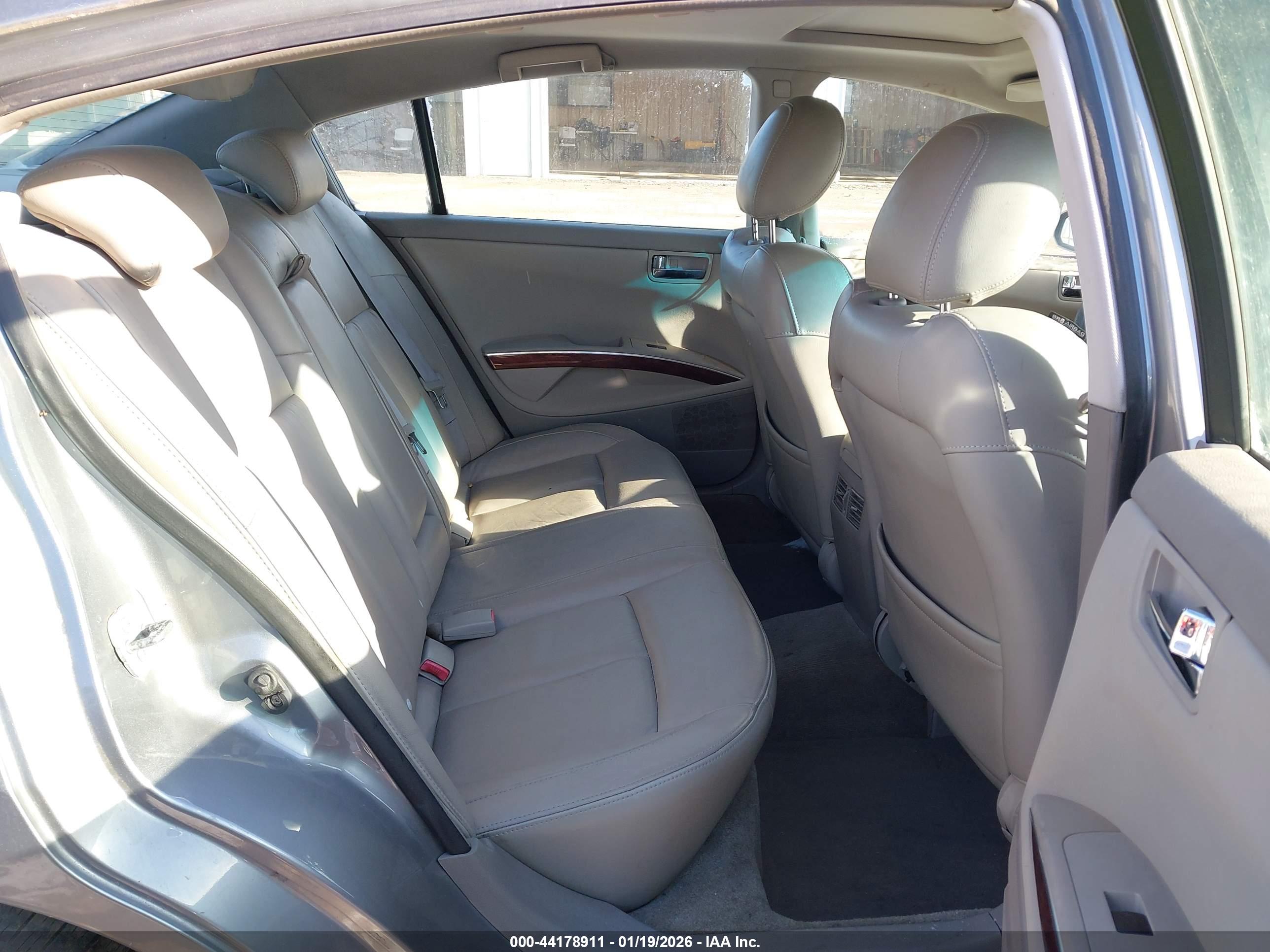 NISSAN MAXIMA image 8