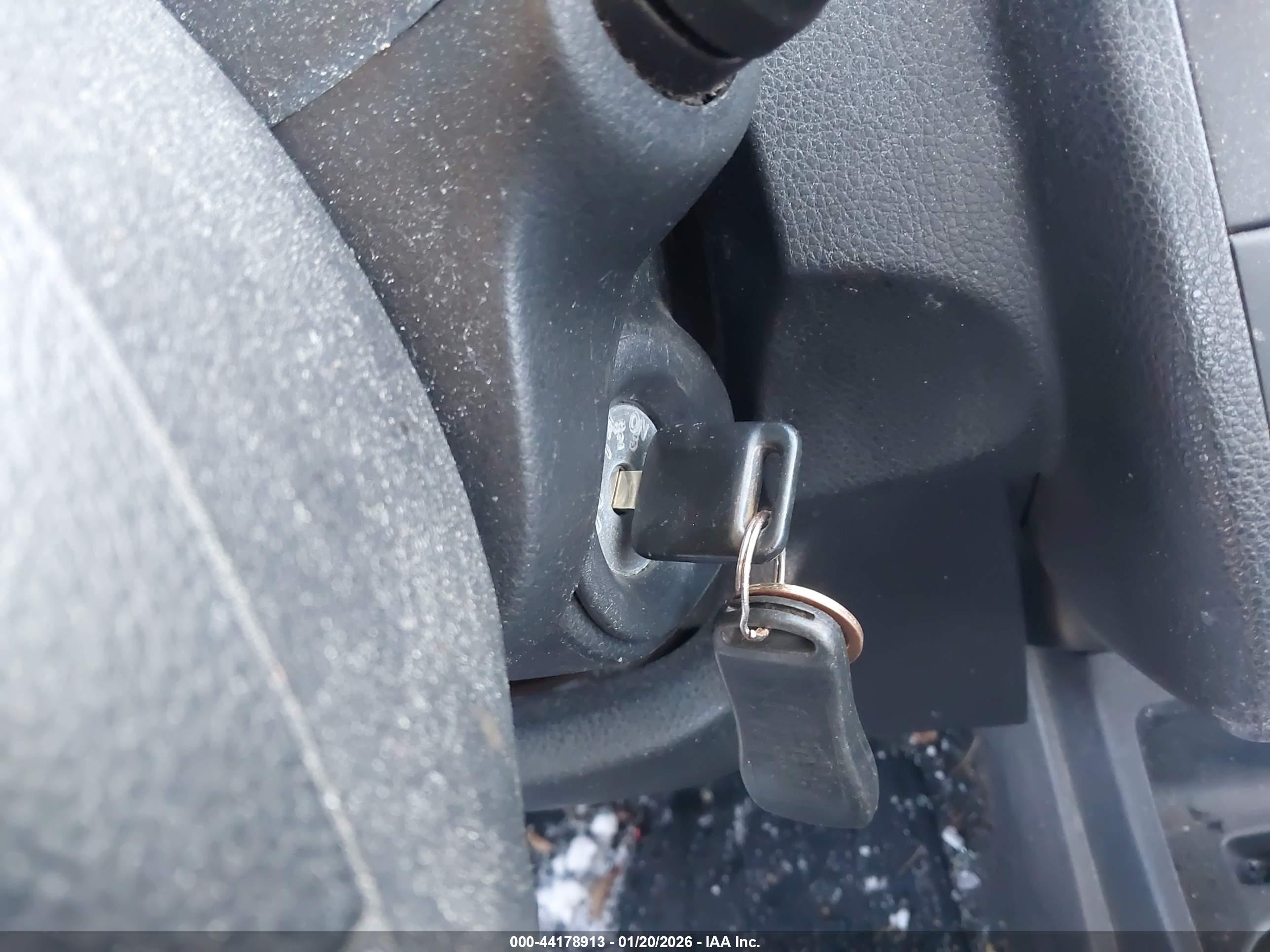NISSAN VERSA image 11