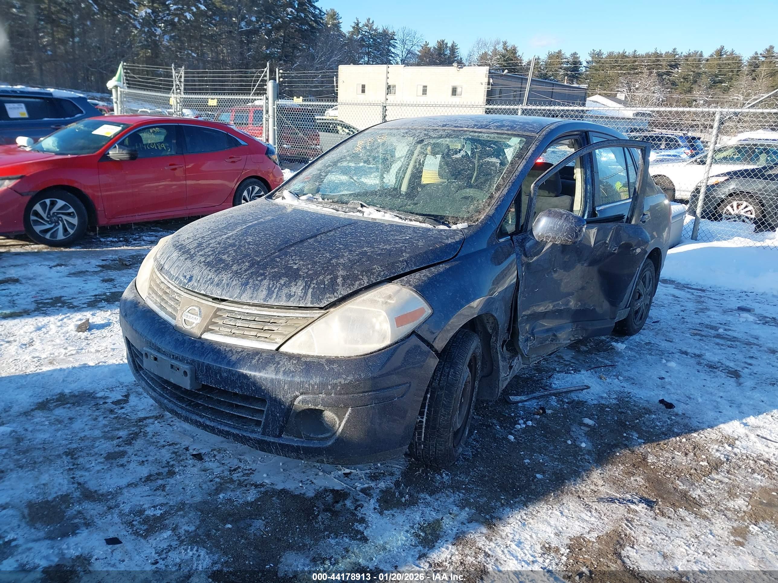 NISSAN VERSA image 2