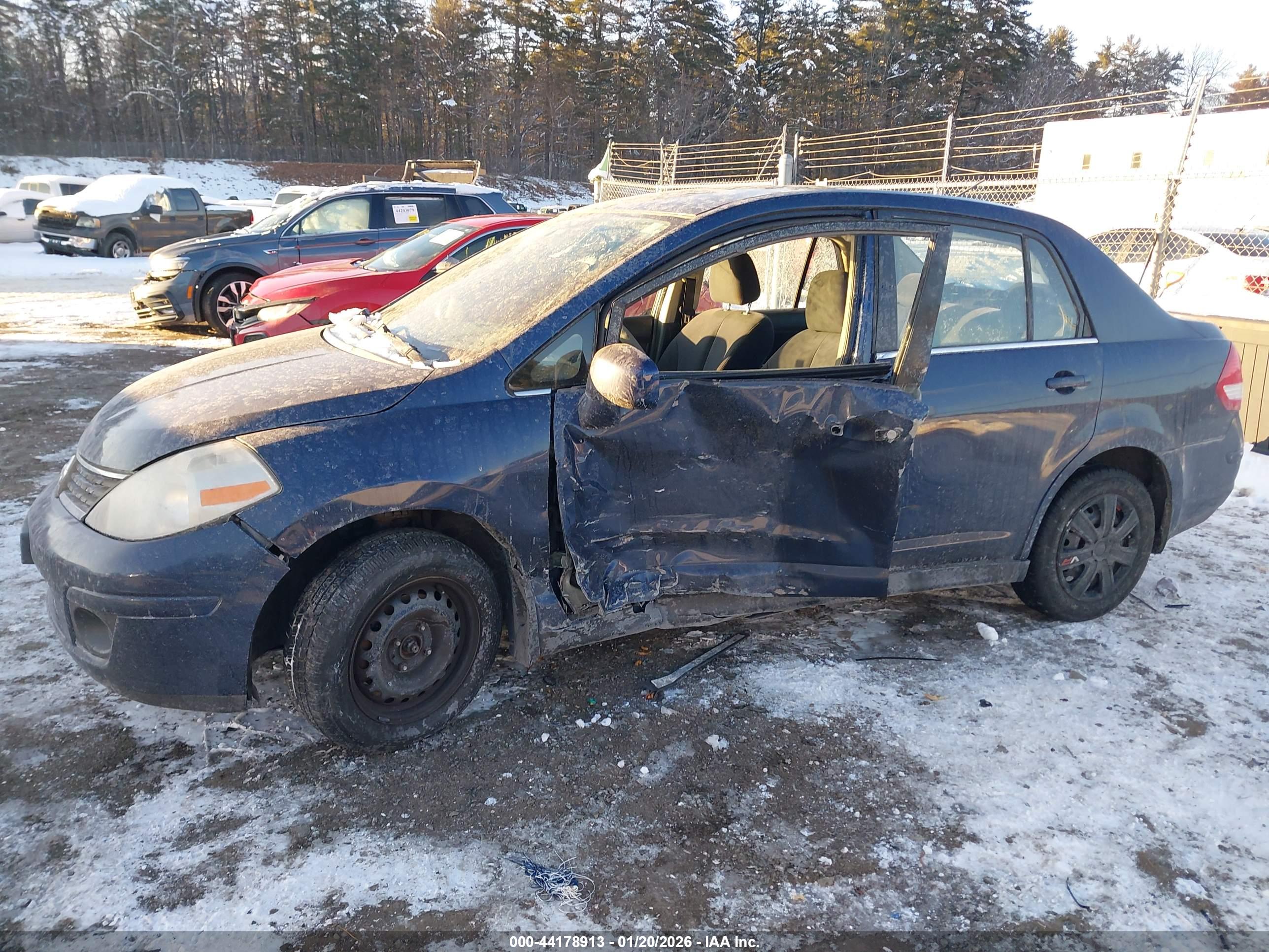 NISSAN VERSA image 6