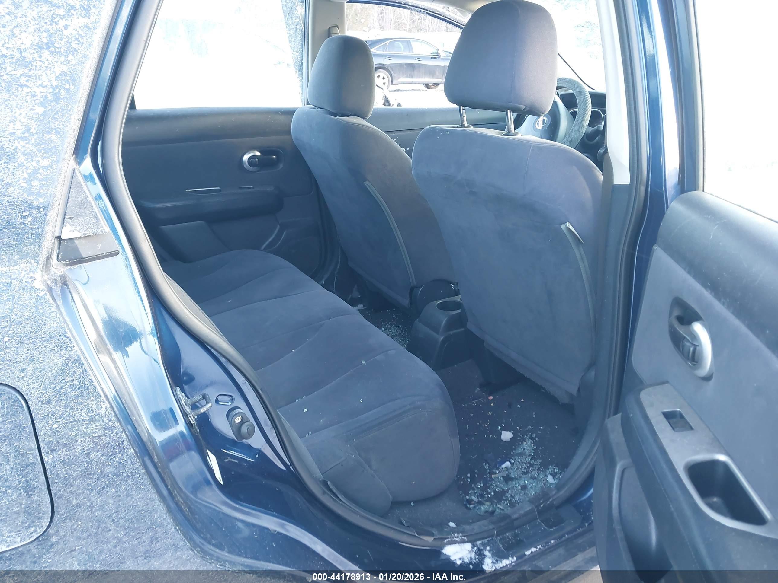 NISSAN VERSA image 8