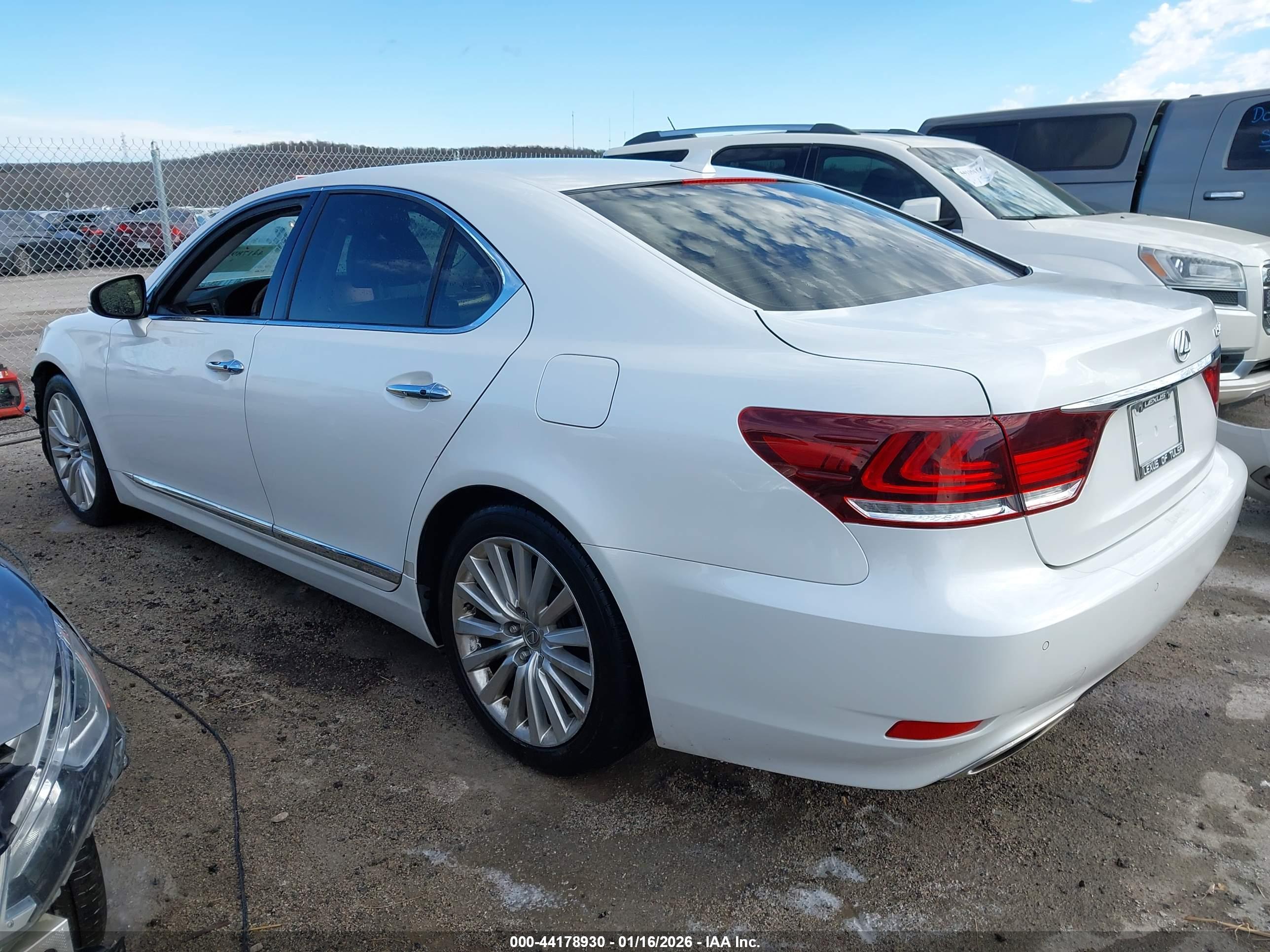 LEXUS LS image 3