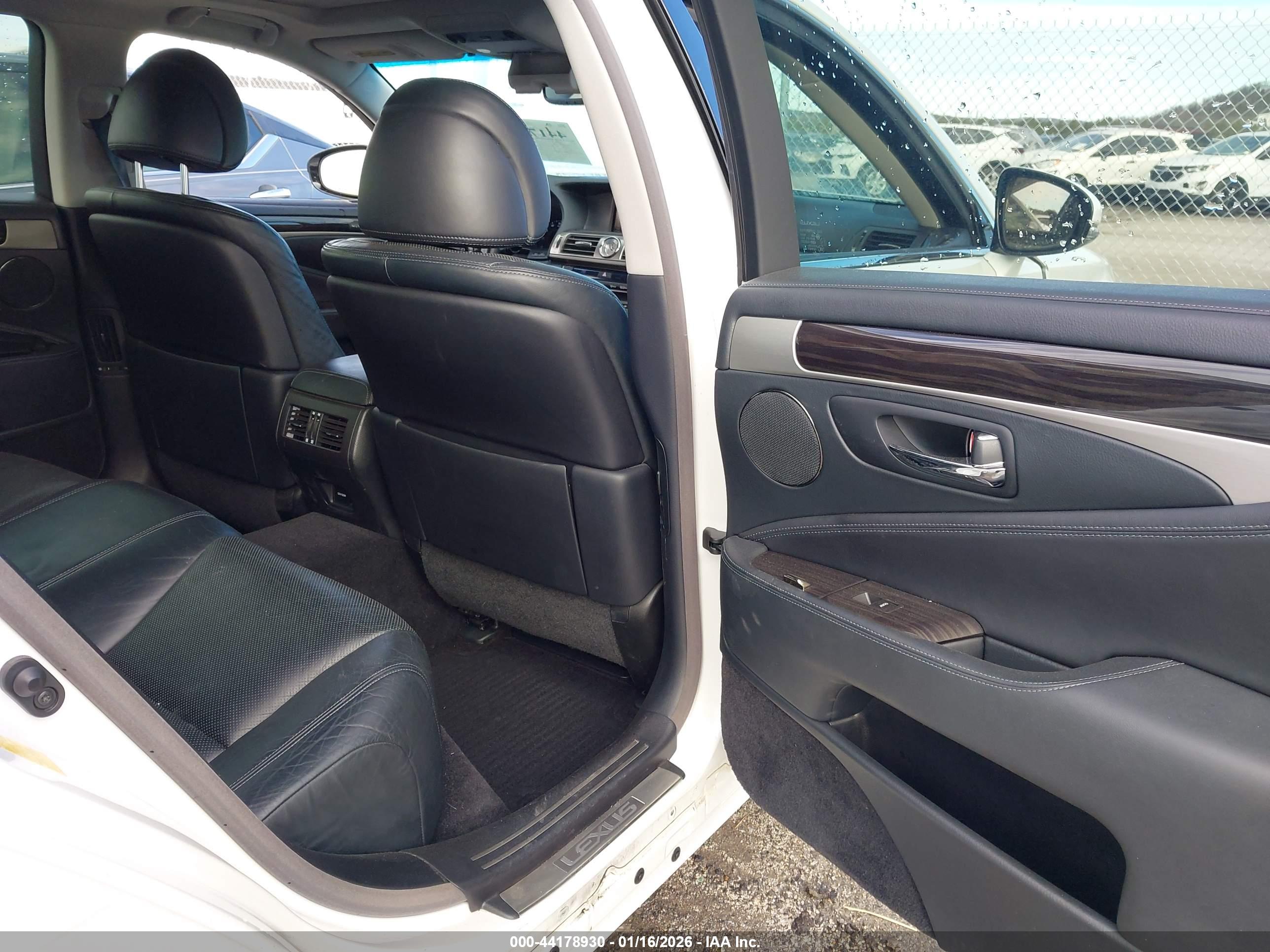 LEXUS LS image 8
