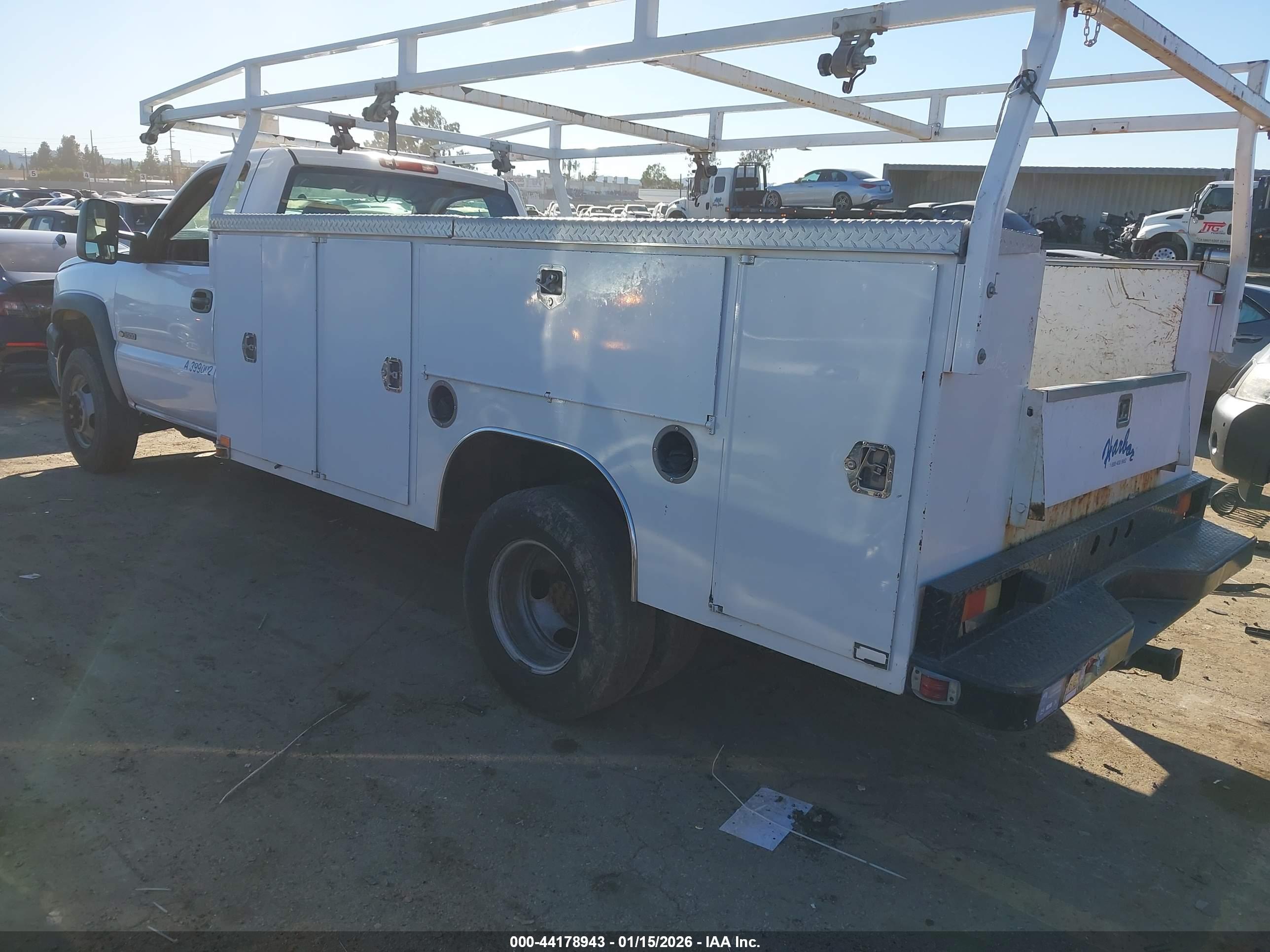 CHEVROLET SILVERADO image 3