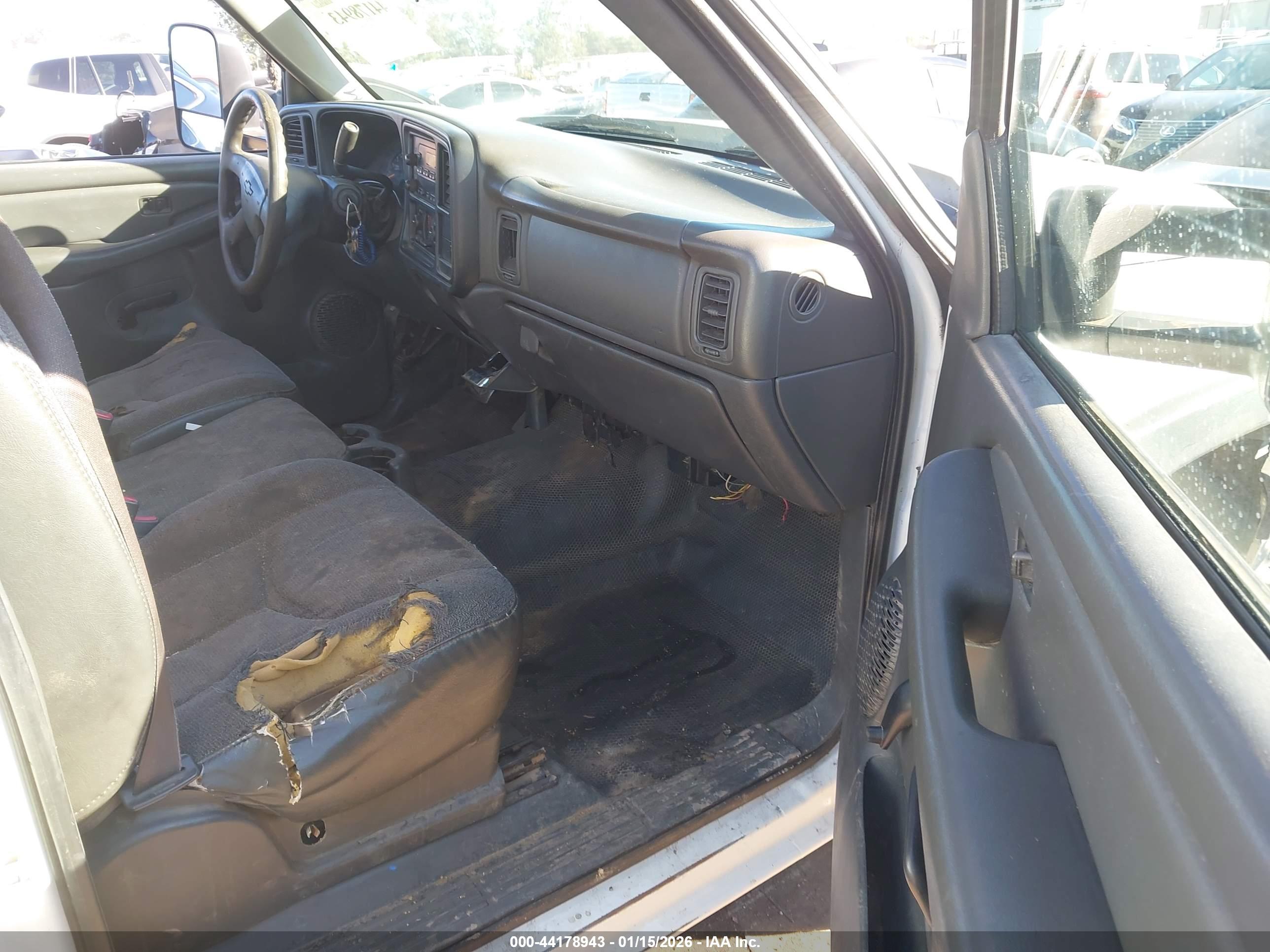 CHEVROLET SILVERADO image 8