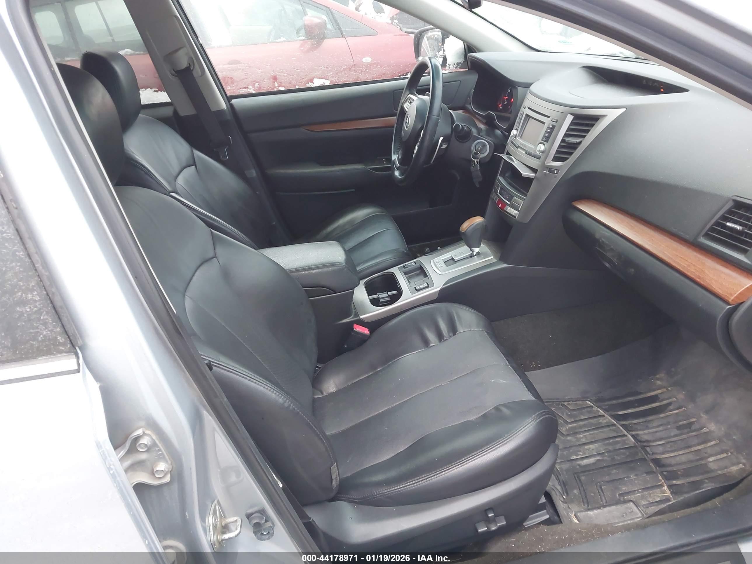 SUBARU OUTBACK image 5