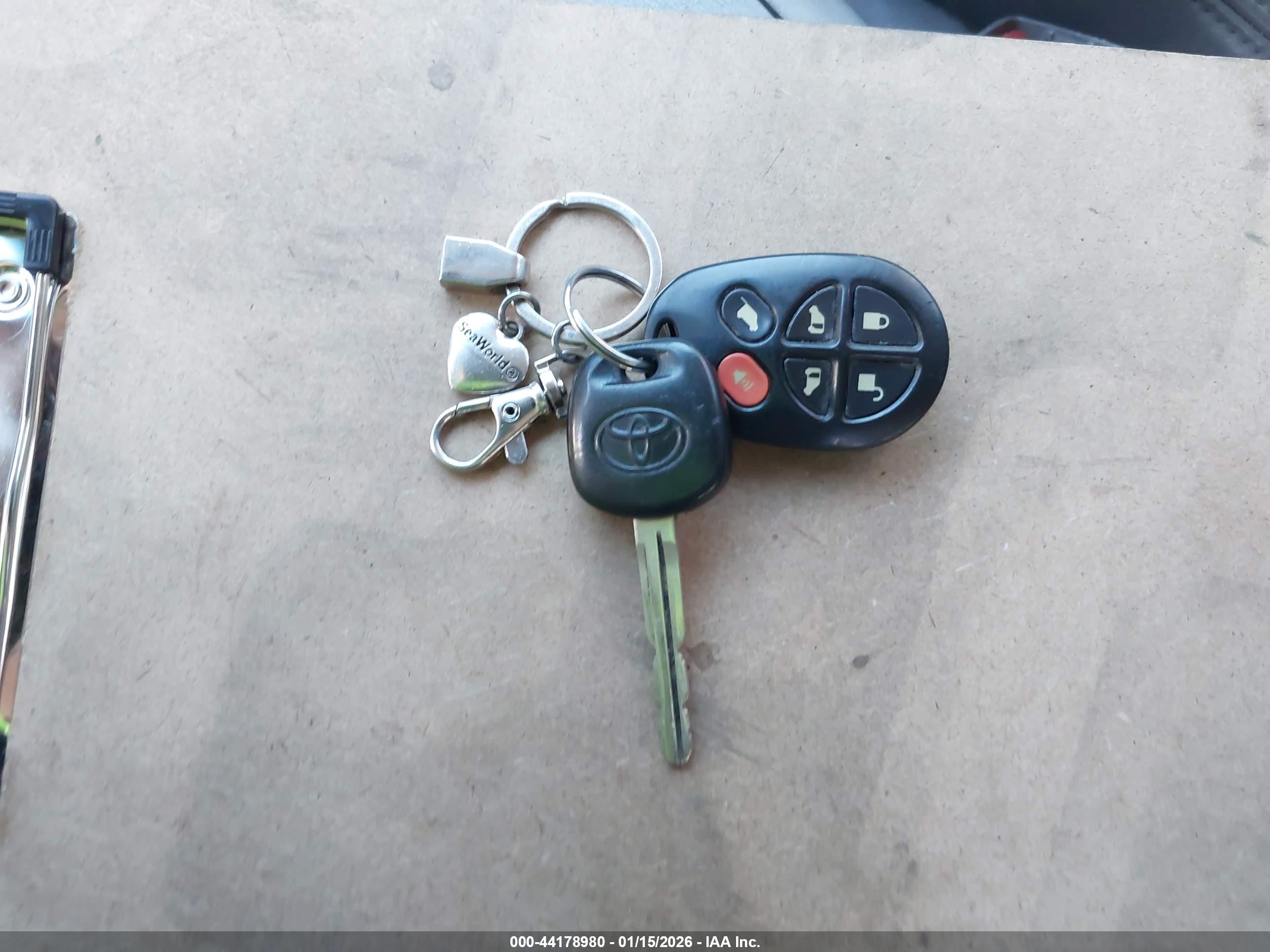 TOYOTA SIENNA image 11