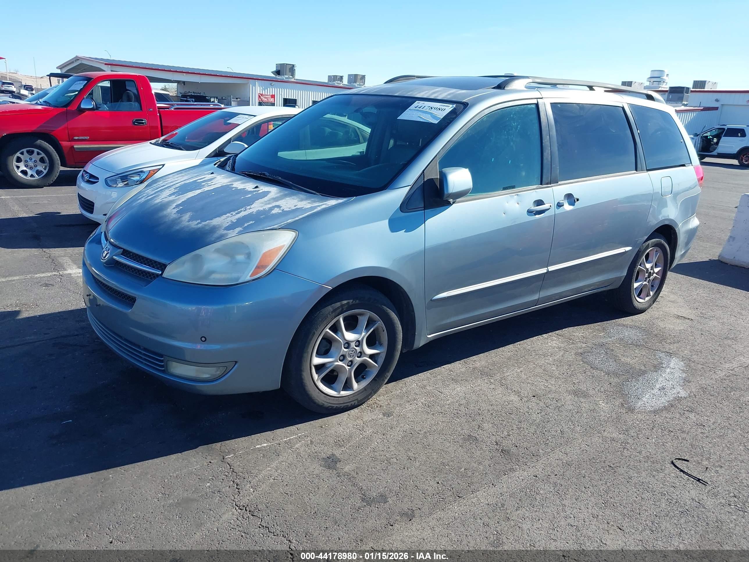 TOYOTA SIENNA image 2