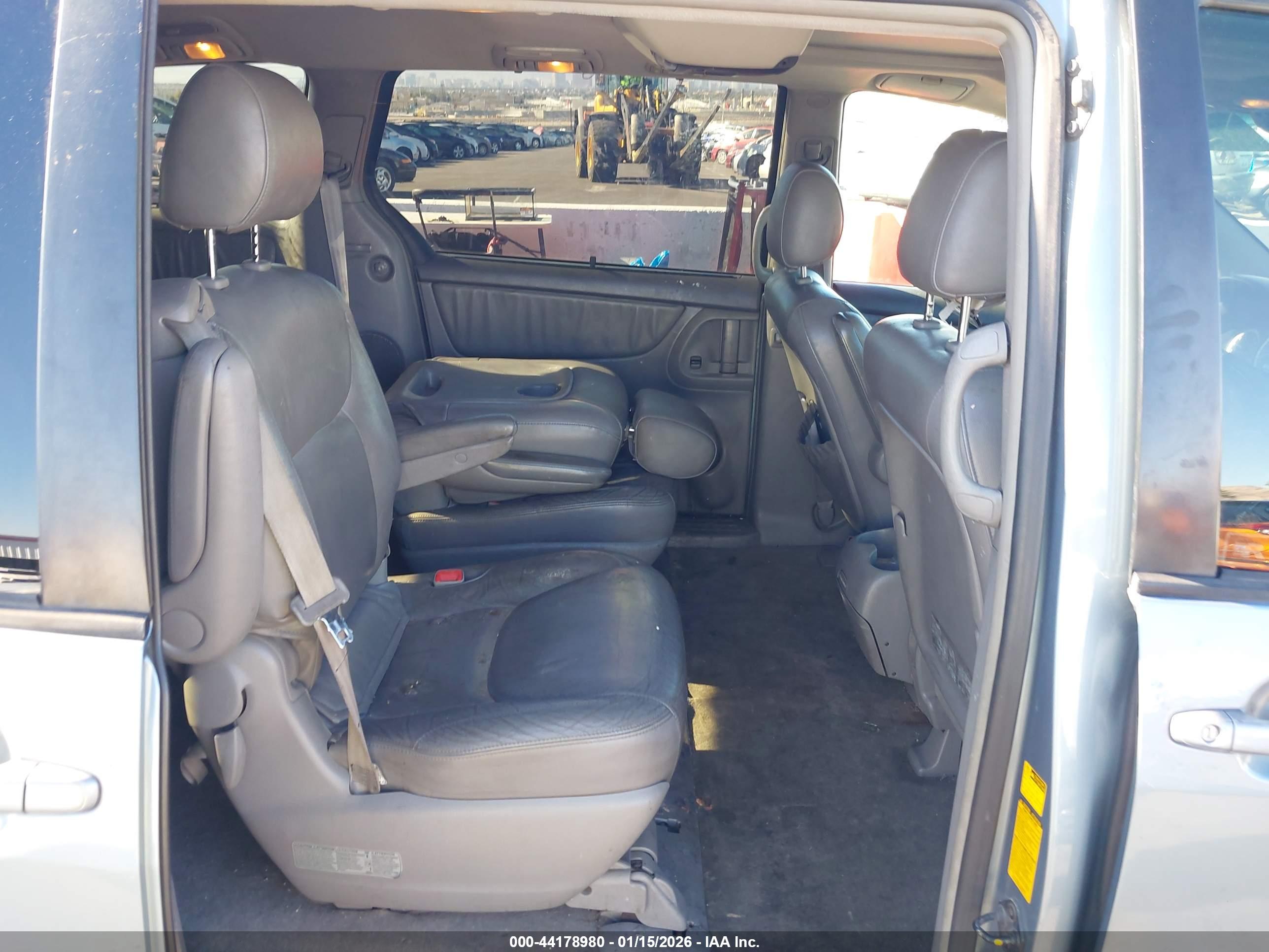 TOYOTA SIENNA image 8
