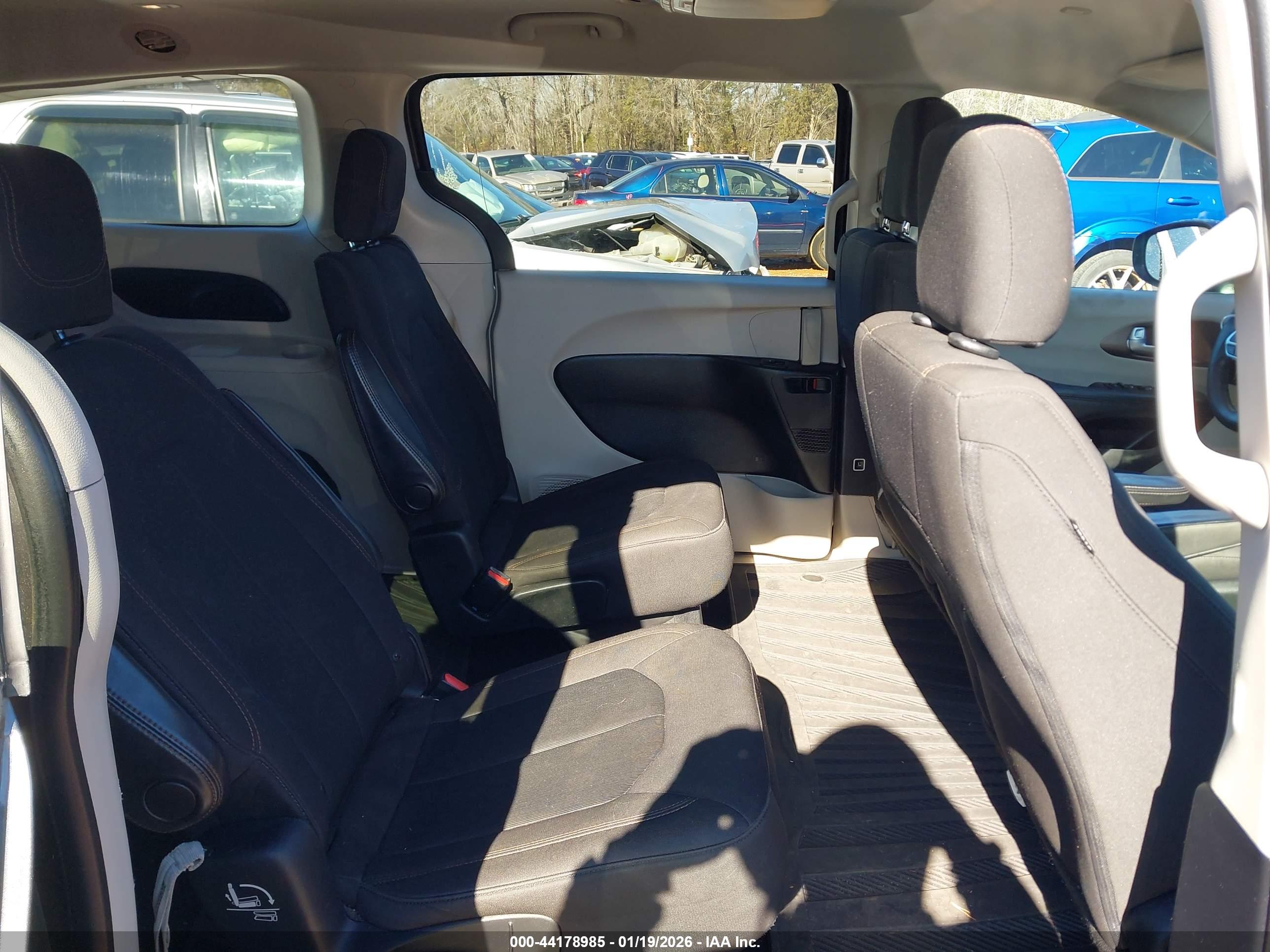 CHRYSLER PACIFICA image 8