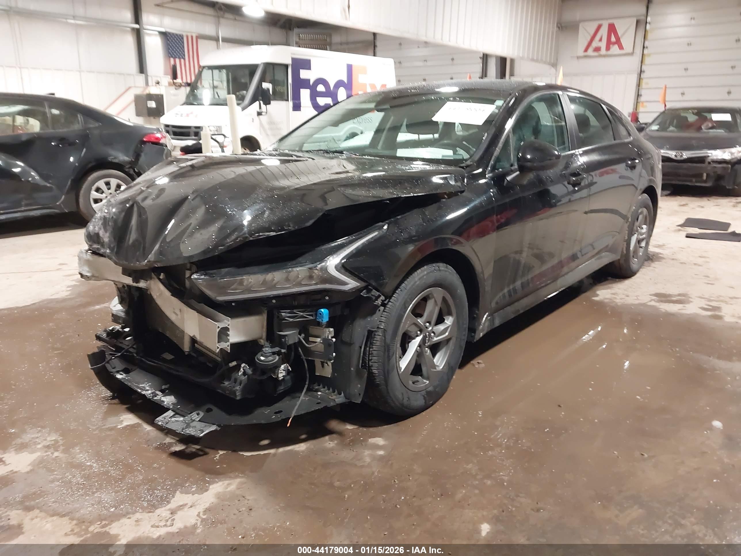 KIA K5 image 2