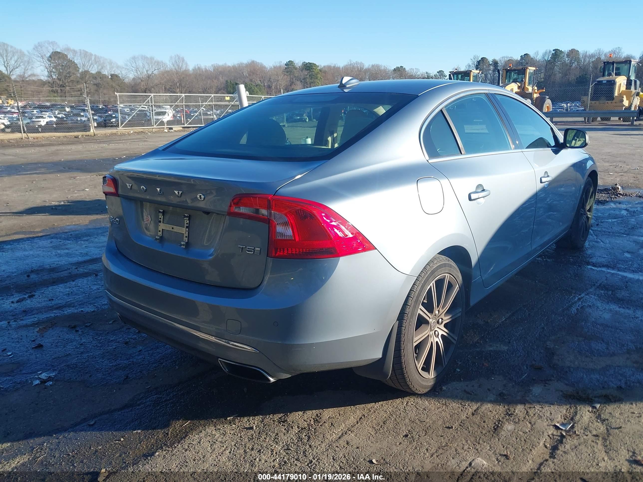 VOLVO S60 image 4