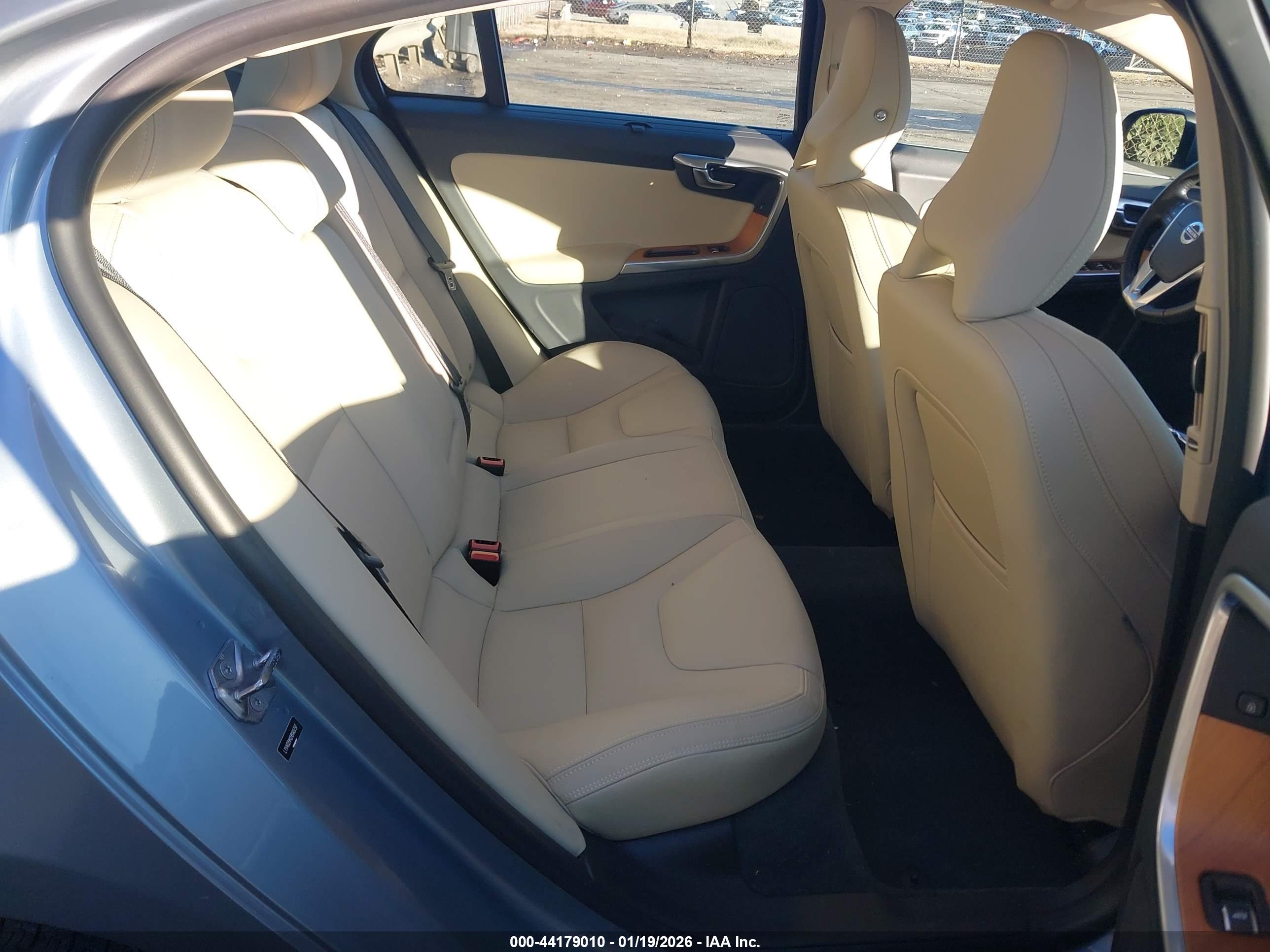 VOLVO S60 image 8