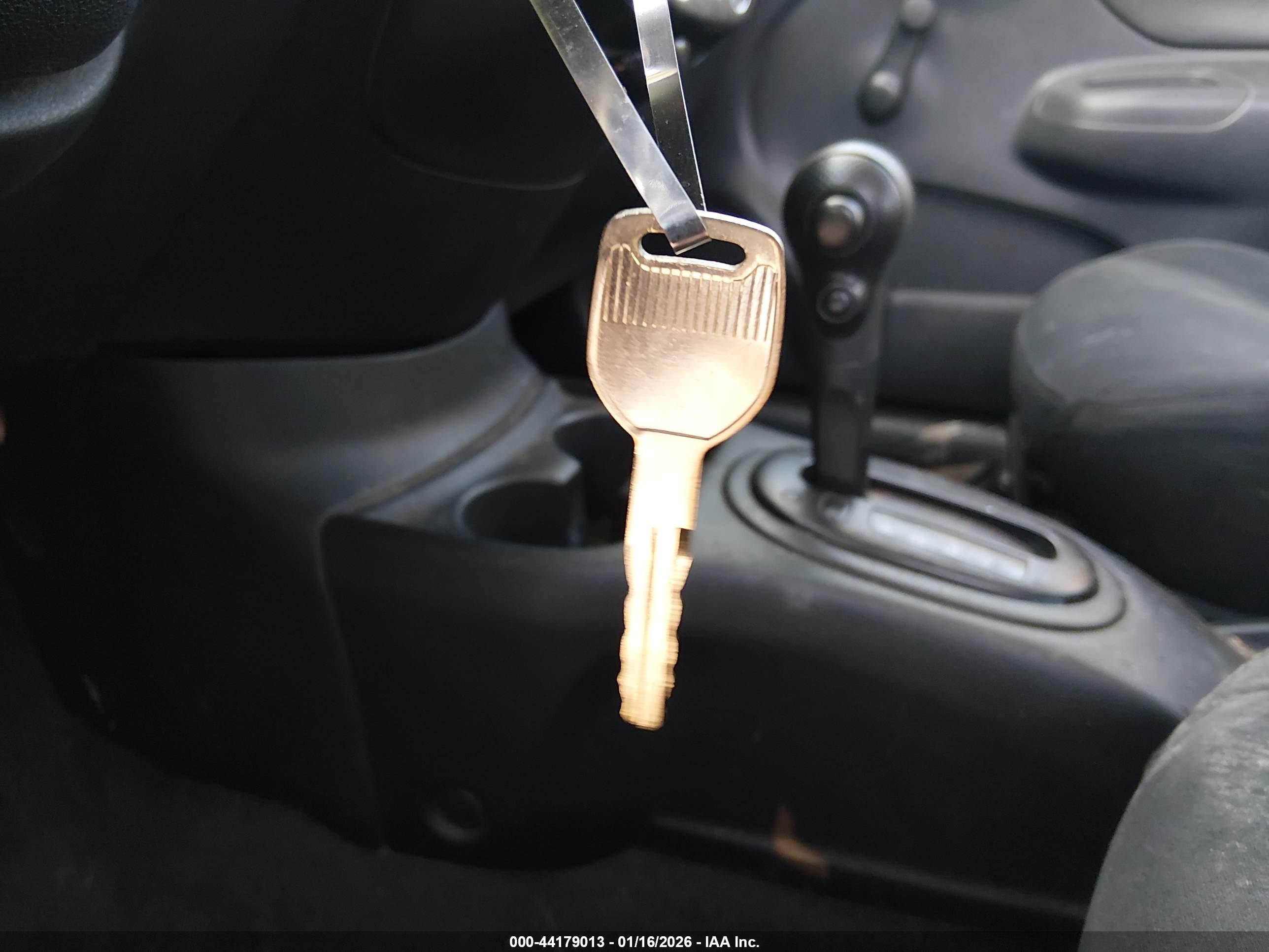 NISSAN VERSA image 11