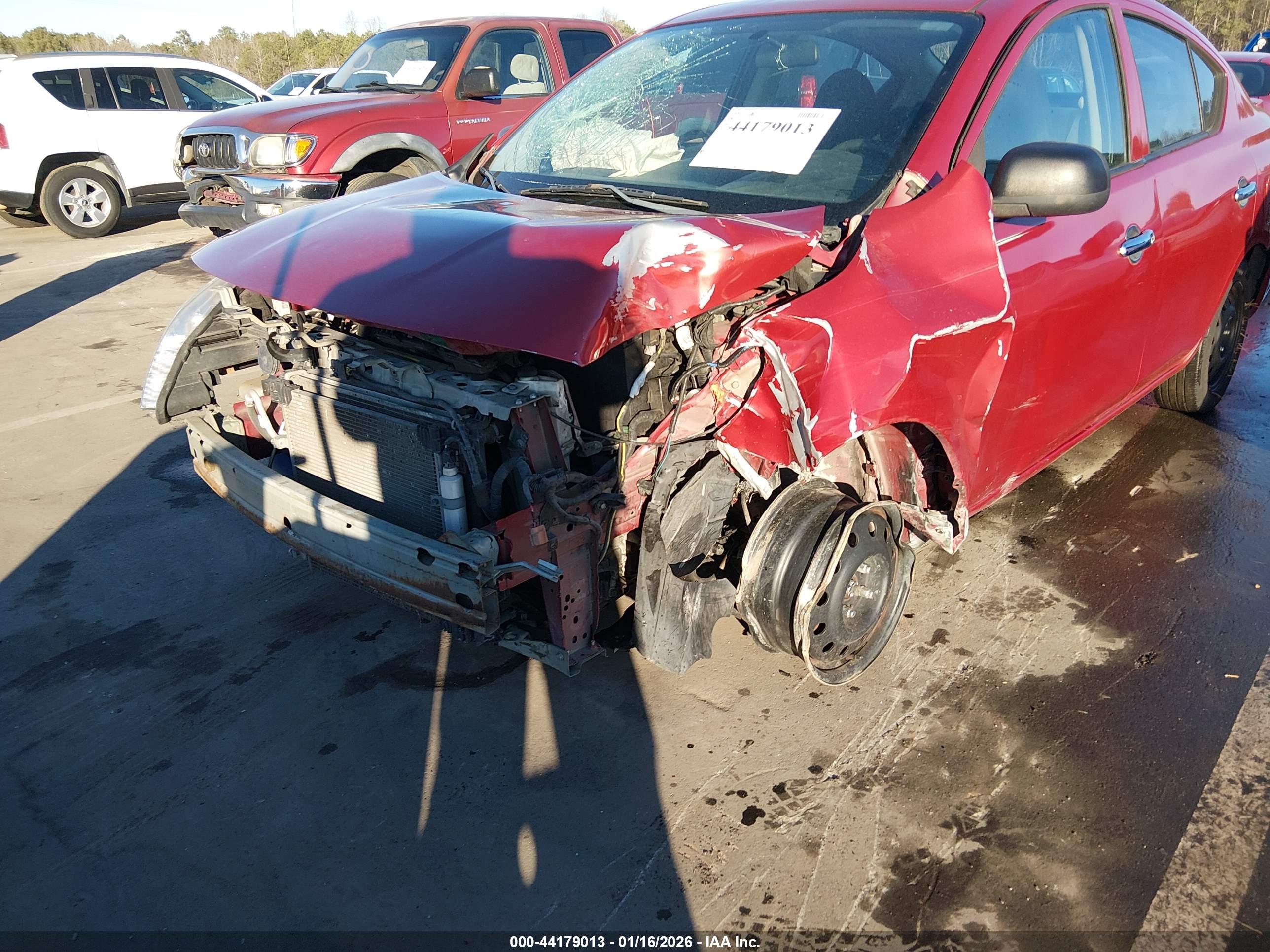 NISSAN VERSA image 6