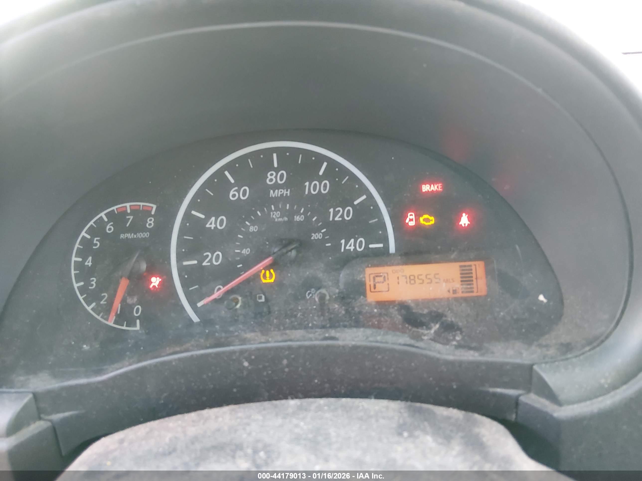 NISSAN VERSA image 7