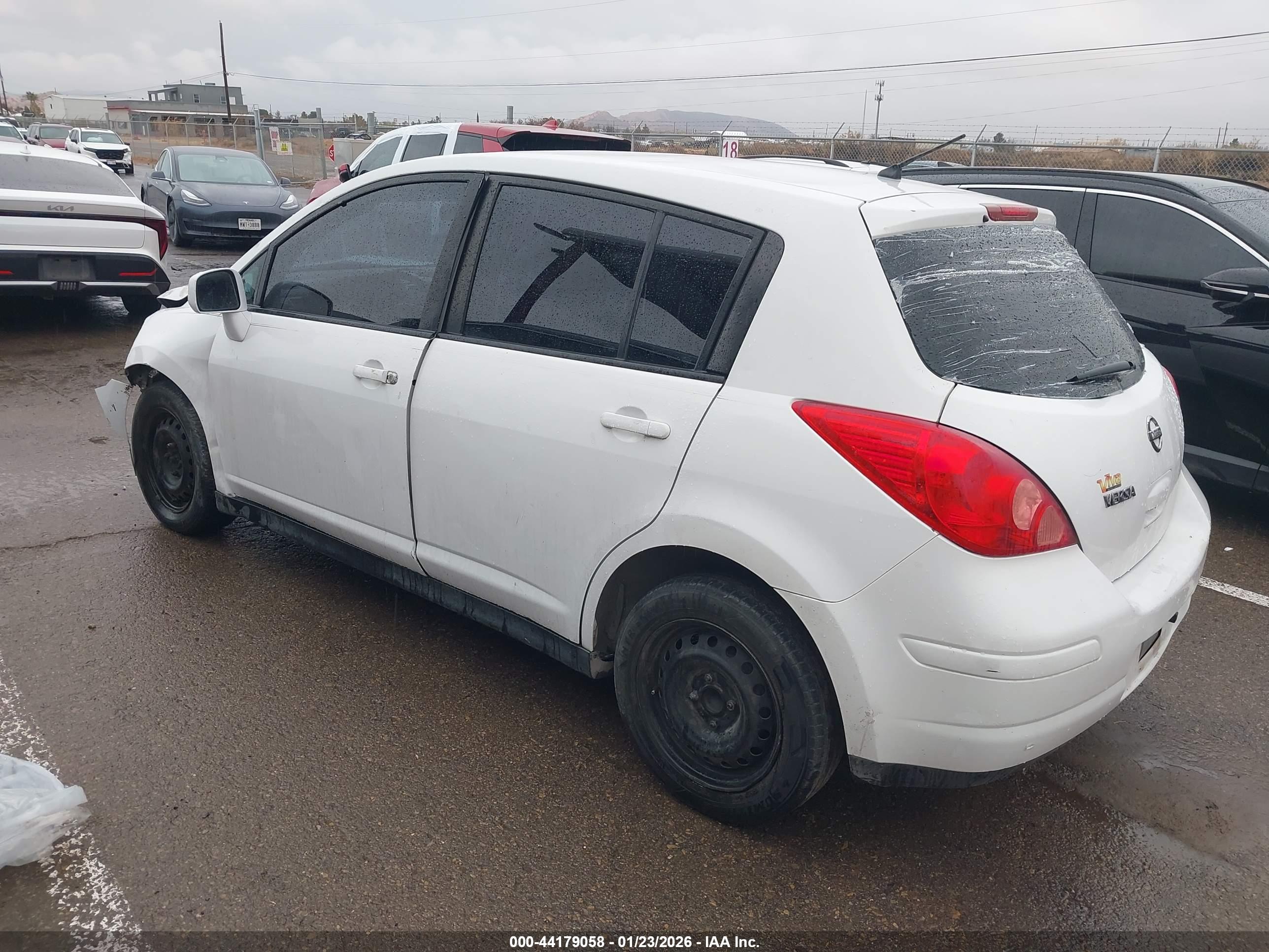 NISSAN VERSA image 3