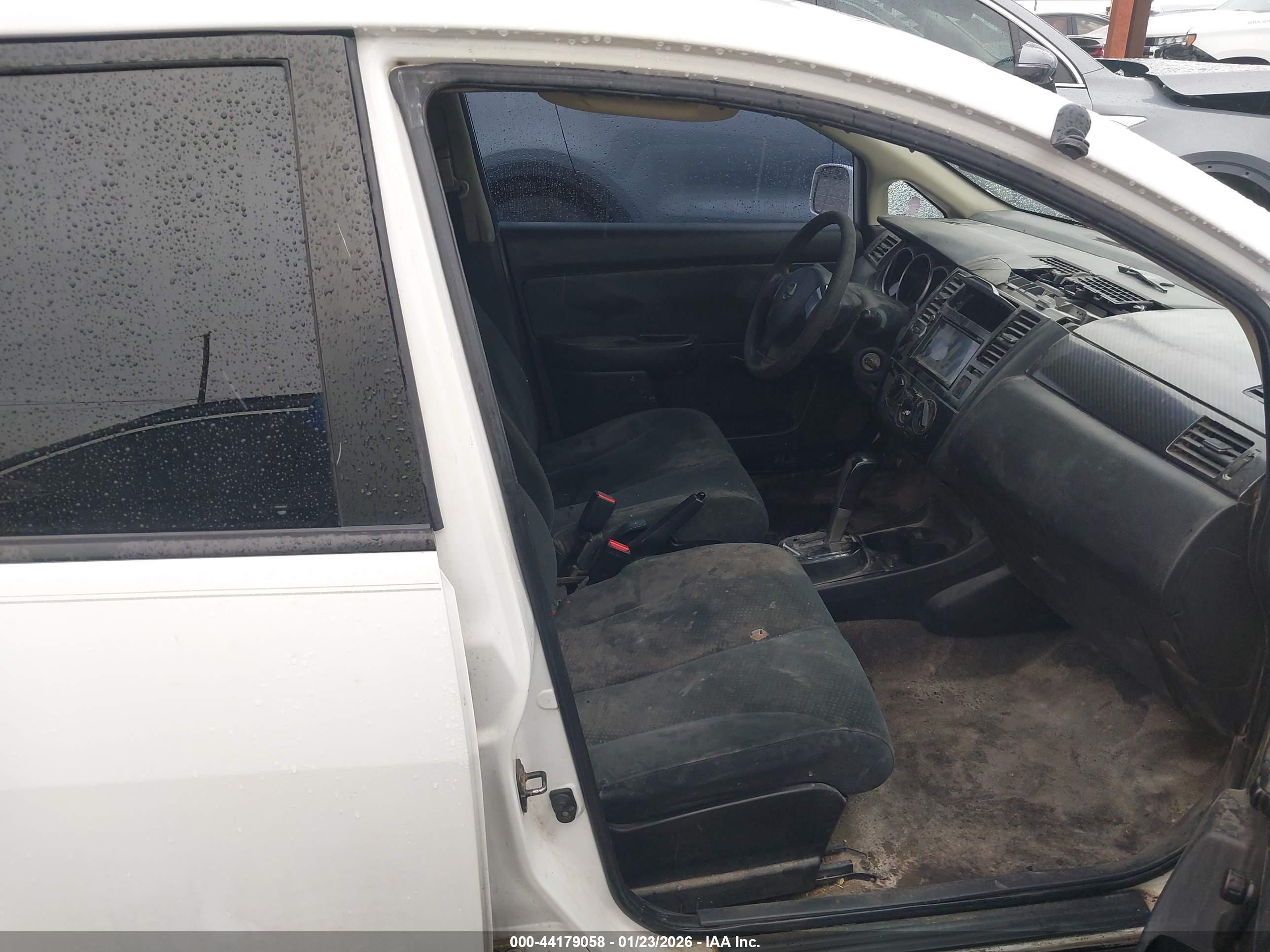 NISSAN VERSA image 5