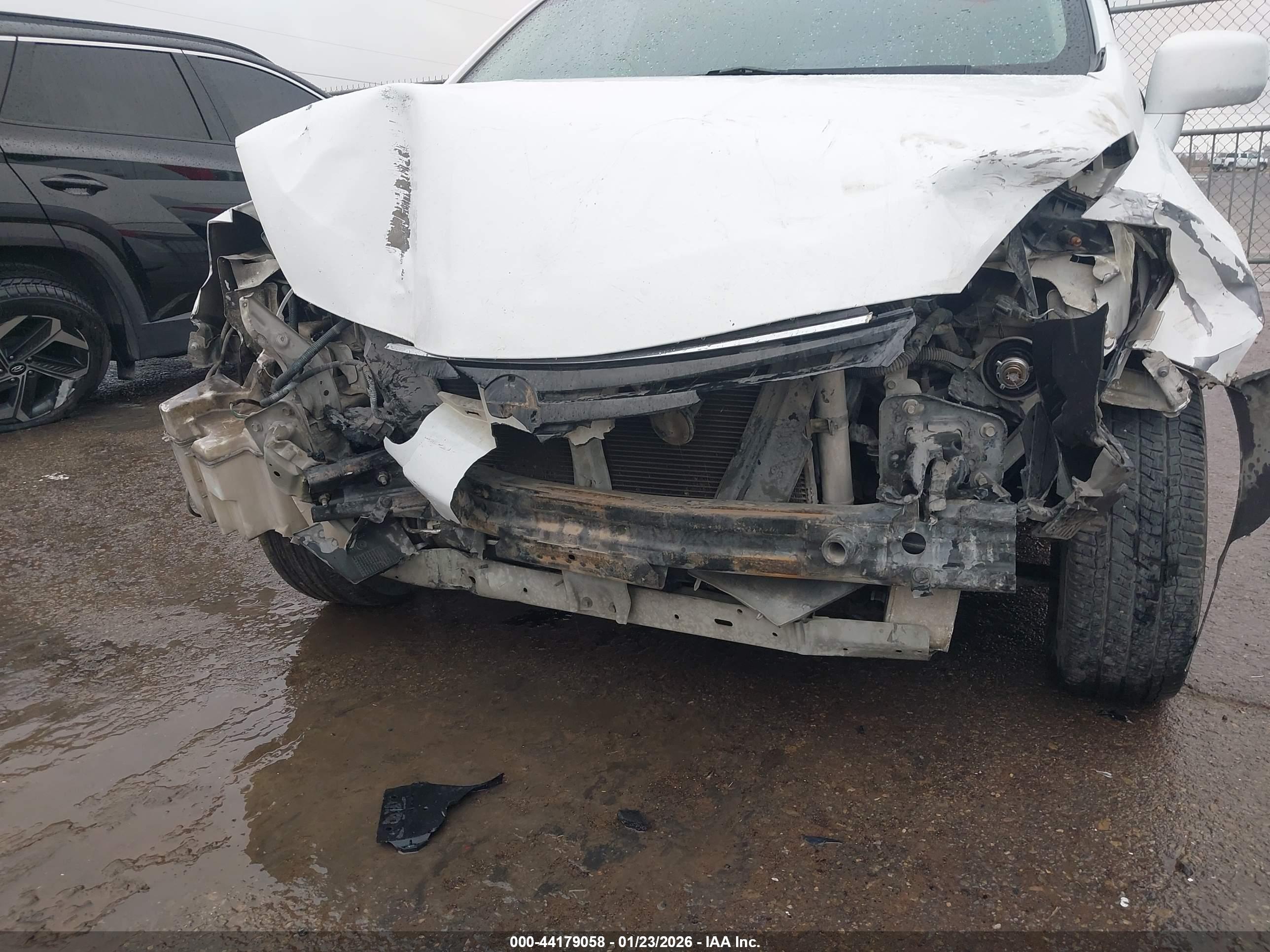NISSAN VERSA image 6