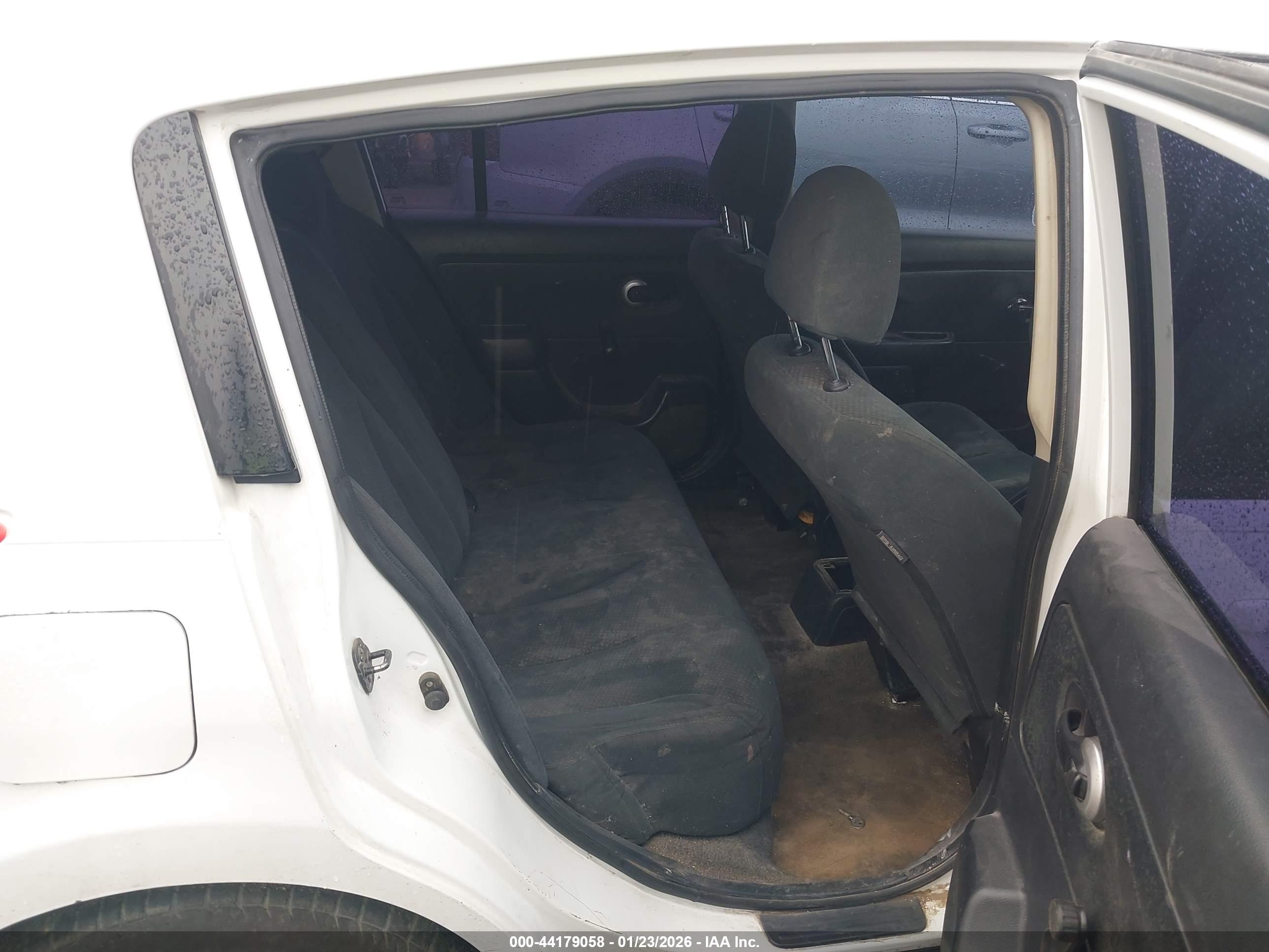 NISSAN VERSA image 8
