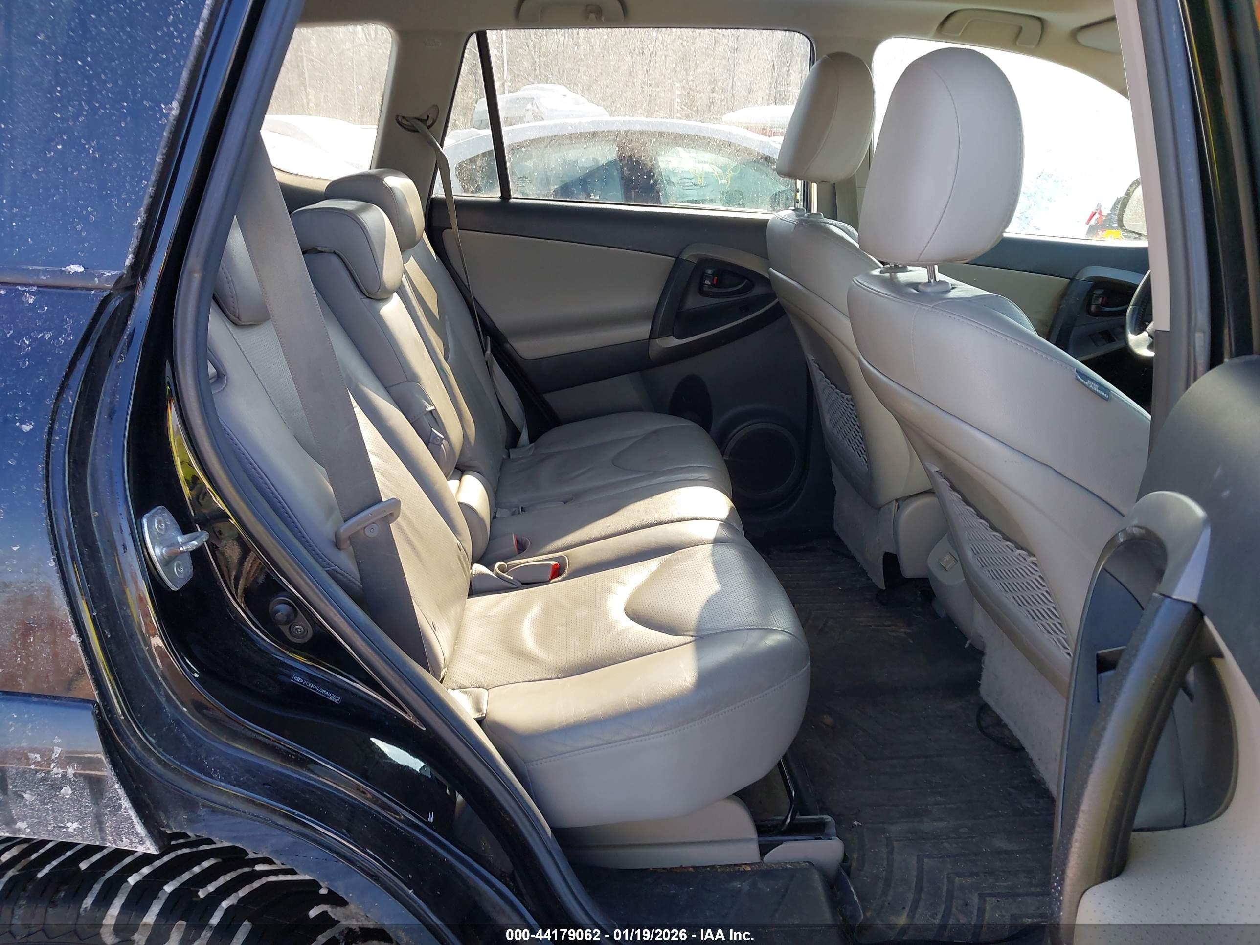 TOYOTA RAV4 image 8