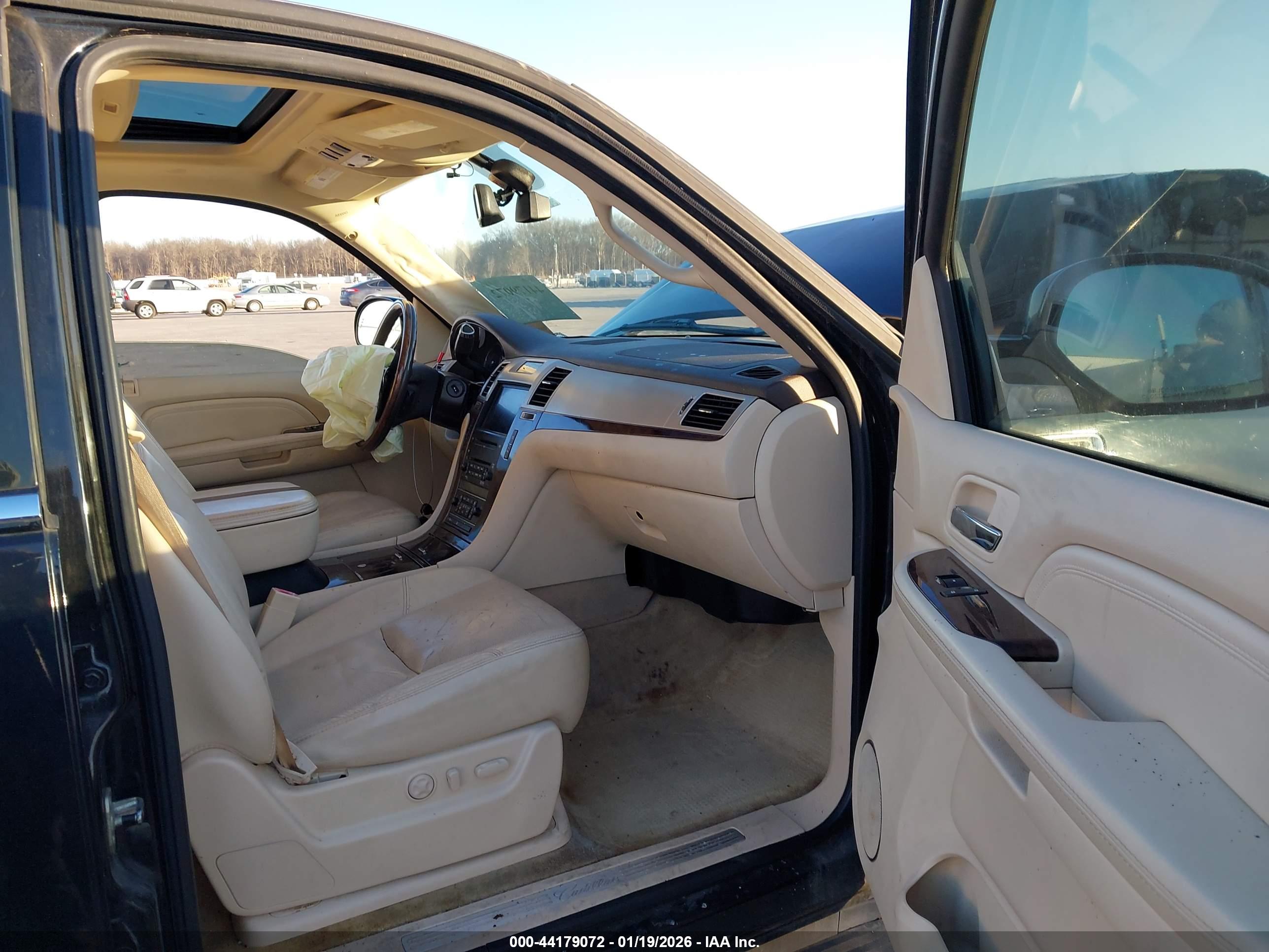 CADILLAC ESCALADE image 5