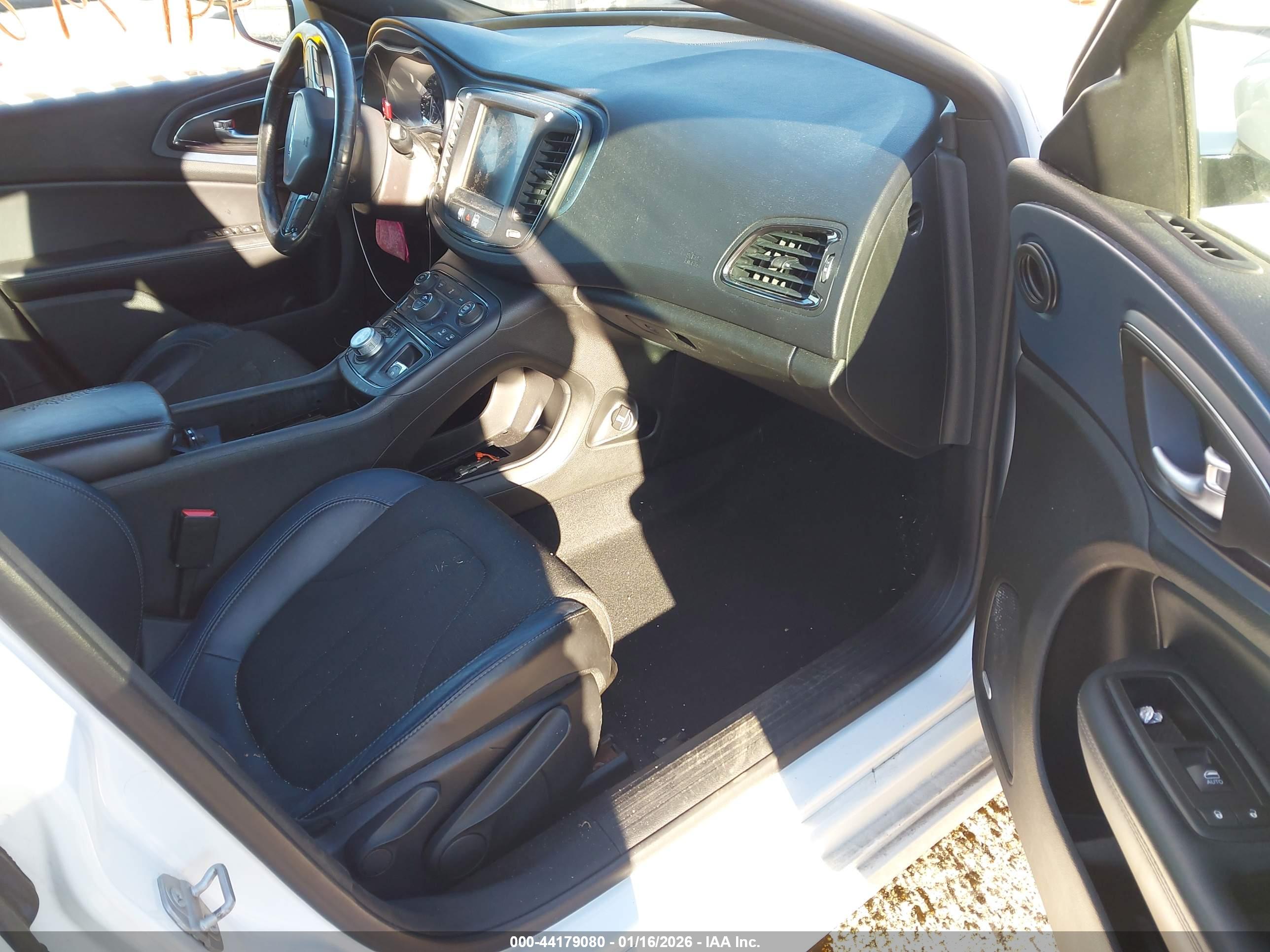 CHRYSLER 200 image 5