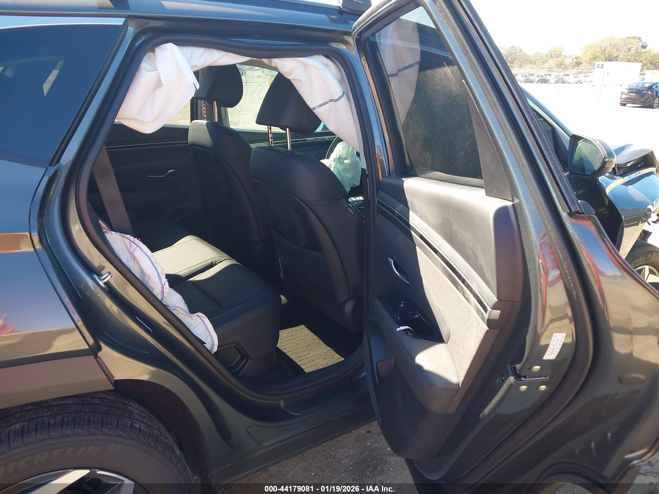HYUNDAI TUCSON image 8
