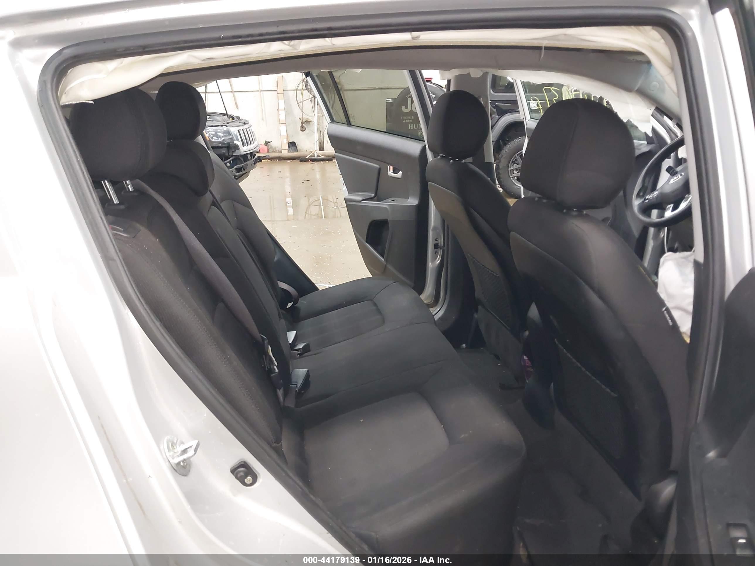 KIA SPORTAGE image 8